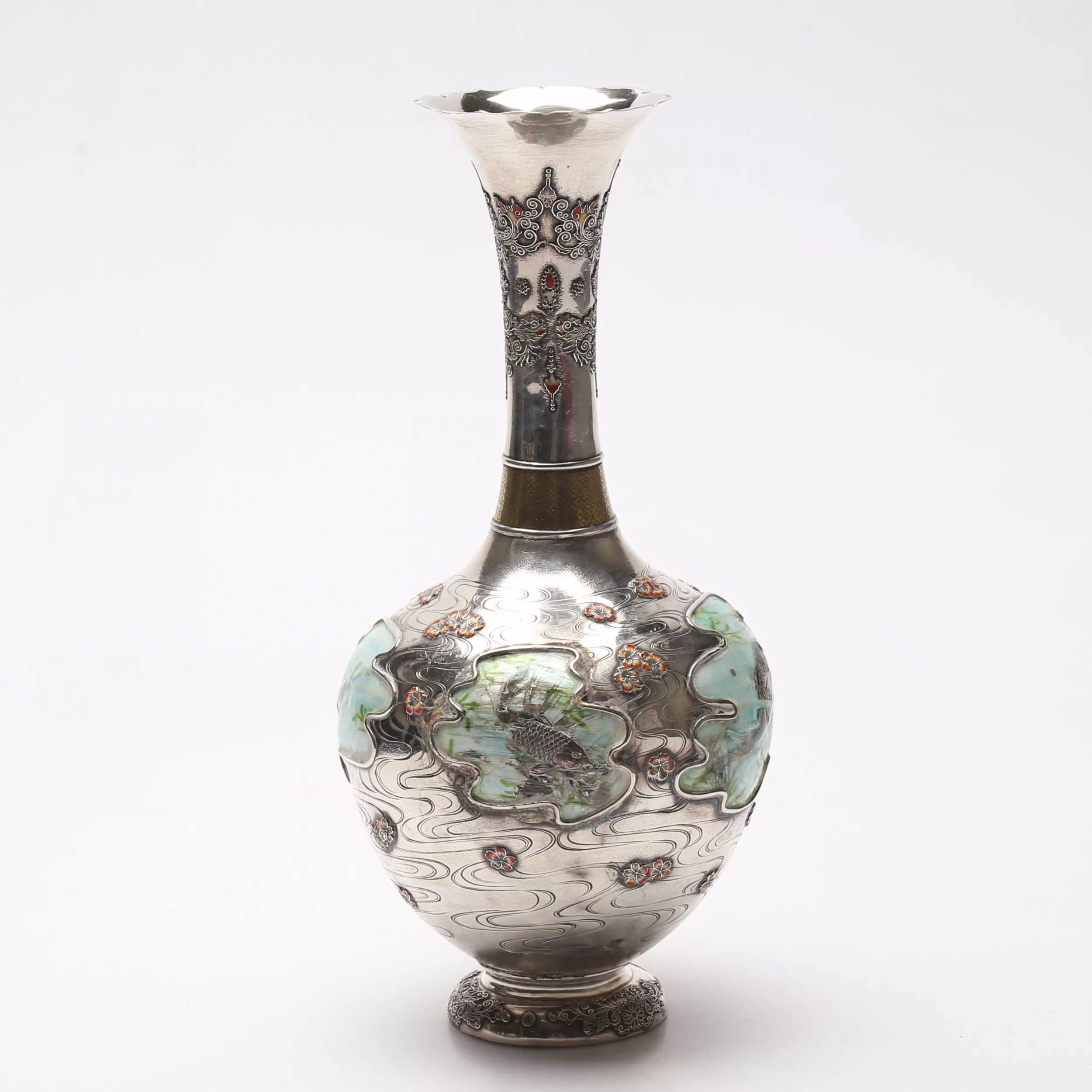 Vase en argent avec email de la periode Meiji. 1868 - 1912. Japon 