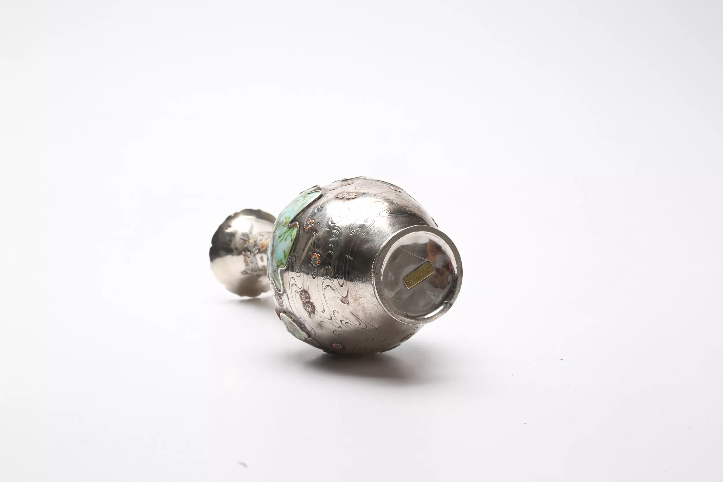 Vase en argent avec email de la periode Meiji. 1868 - 1912. Japon 