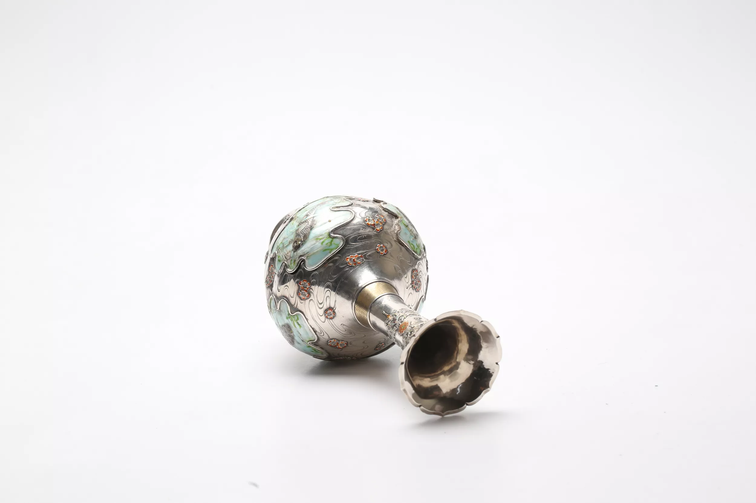 Vase en argent avec email de la periode Meiji. 1868 - 1912. Japon 