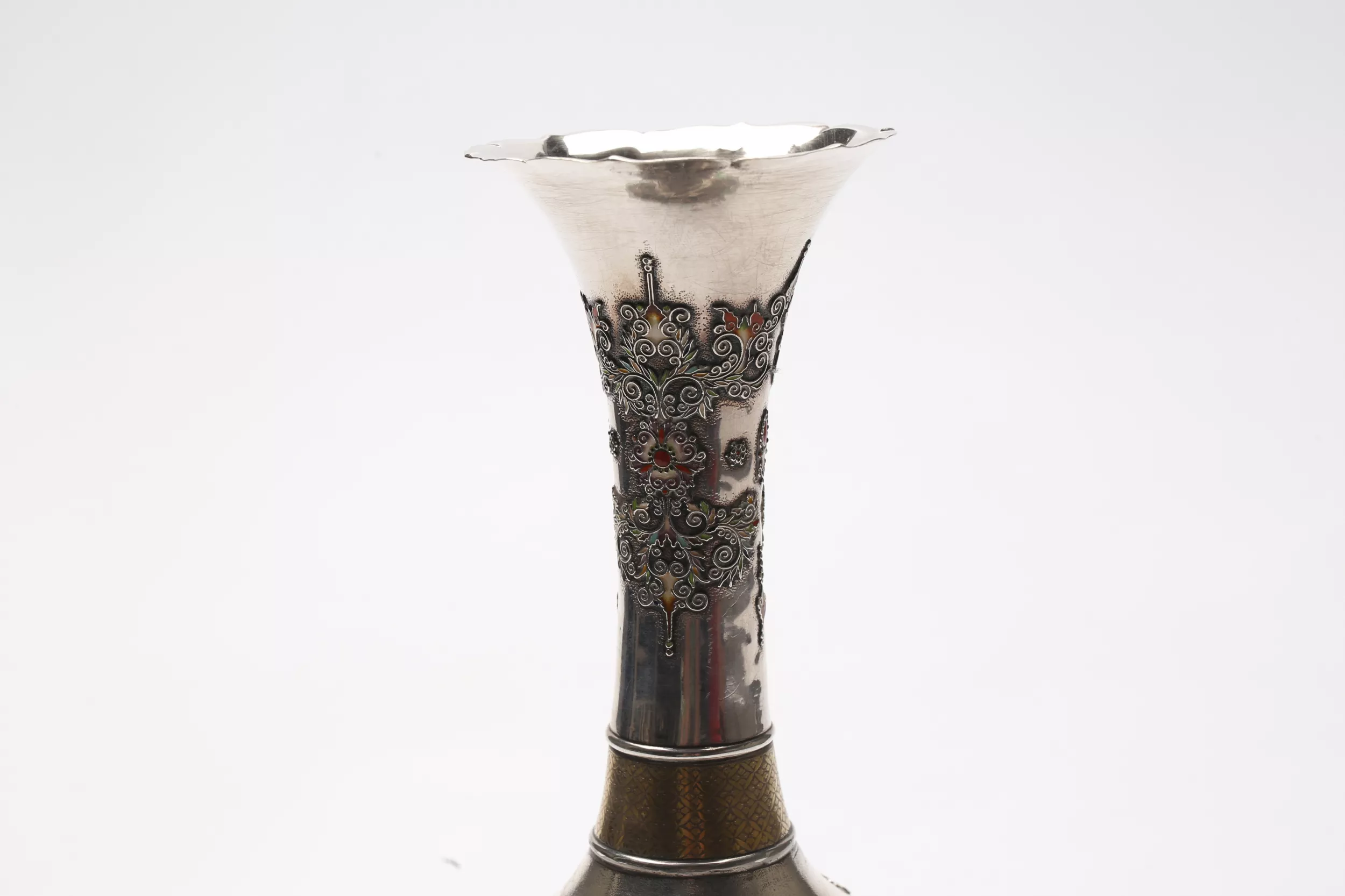 Vase en argent avec email de la periode Meiji. 1868 - 1912. Japon 