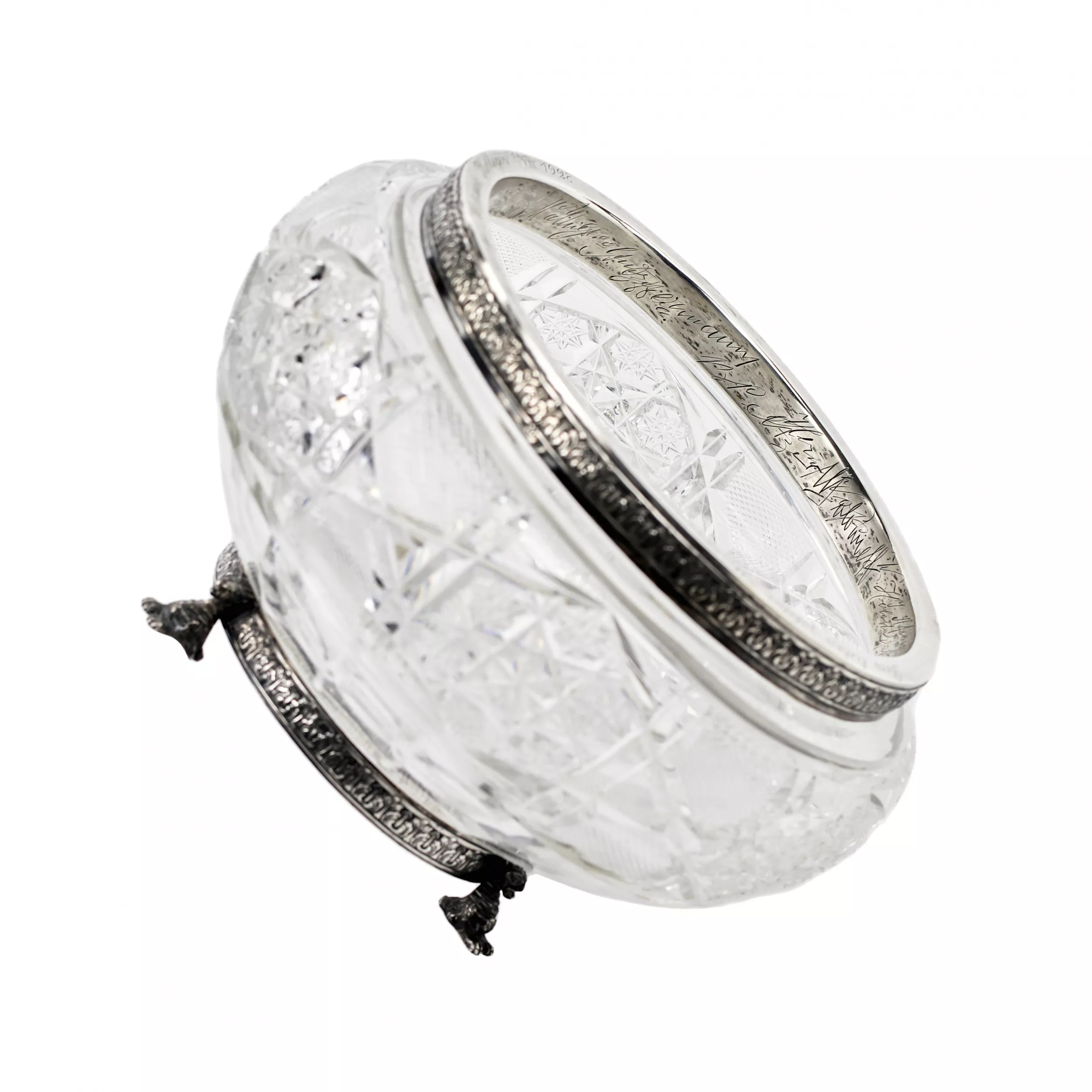 Lourd bonbonnière en cristal et argent, travail russe au tournant des XIXe-XXe siècles. 