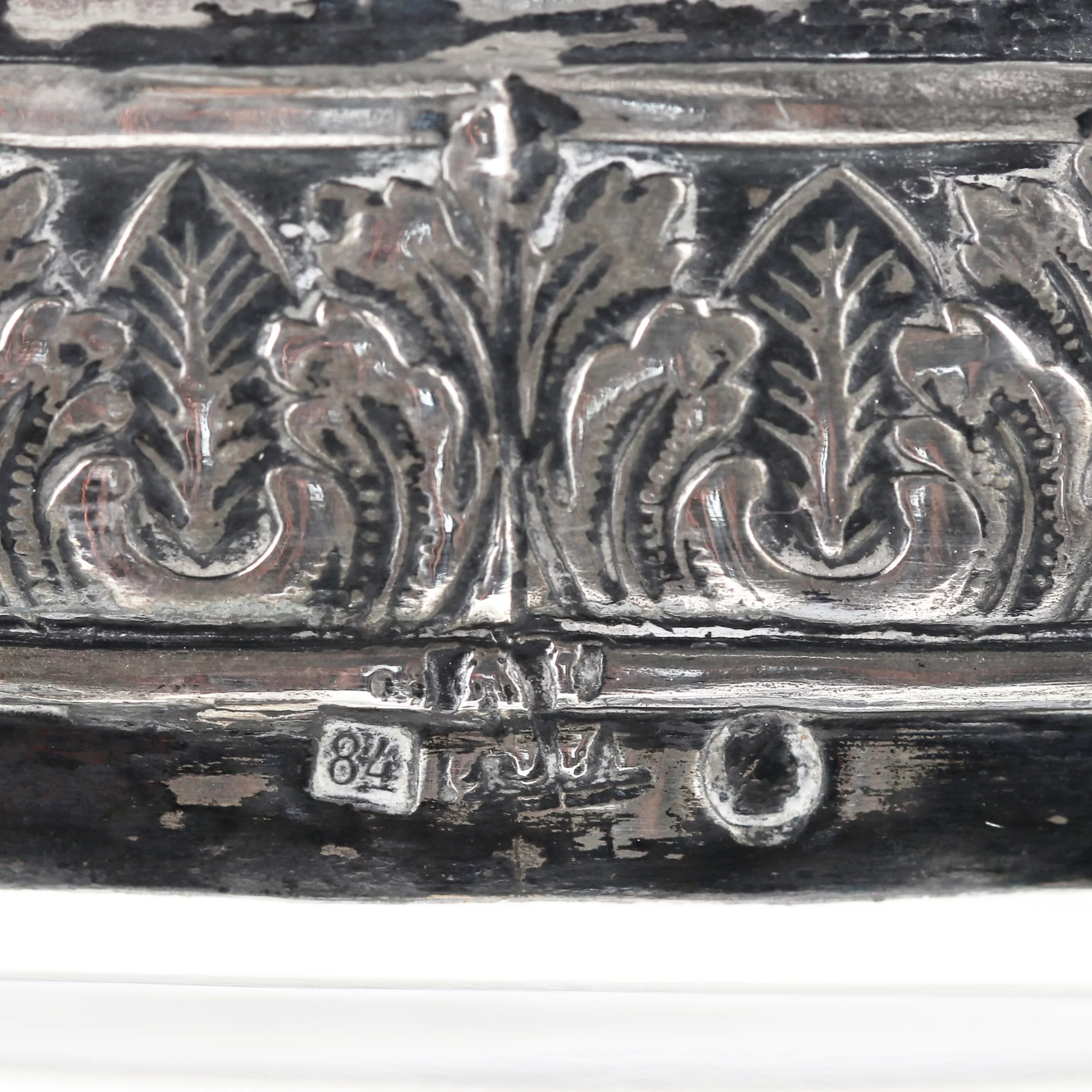 Lourd bonbonnière en cristal et argent, travail russe au tournant des XIXe-XXe siècles. 