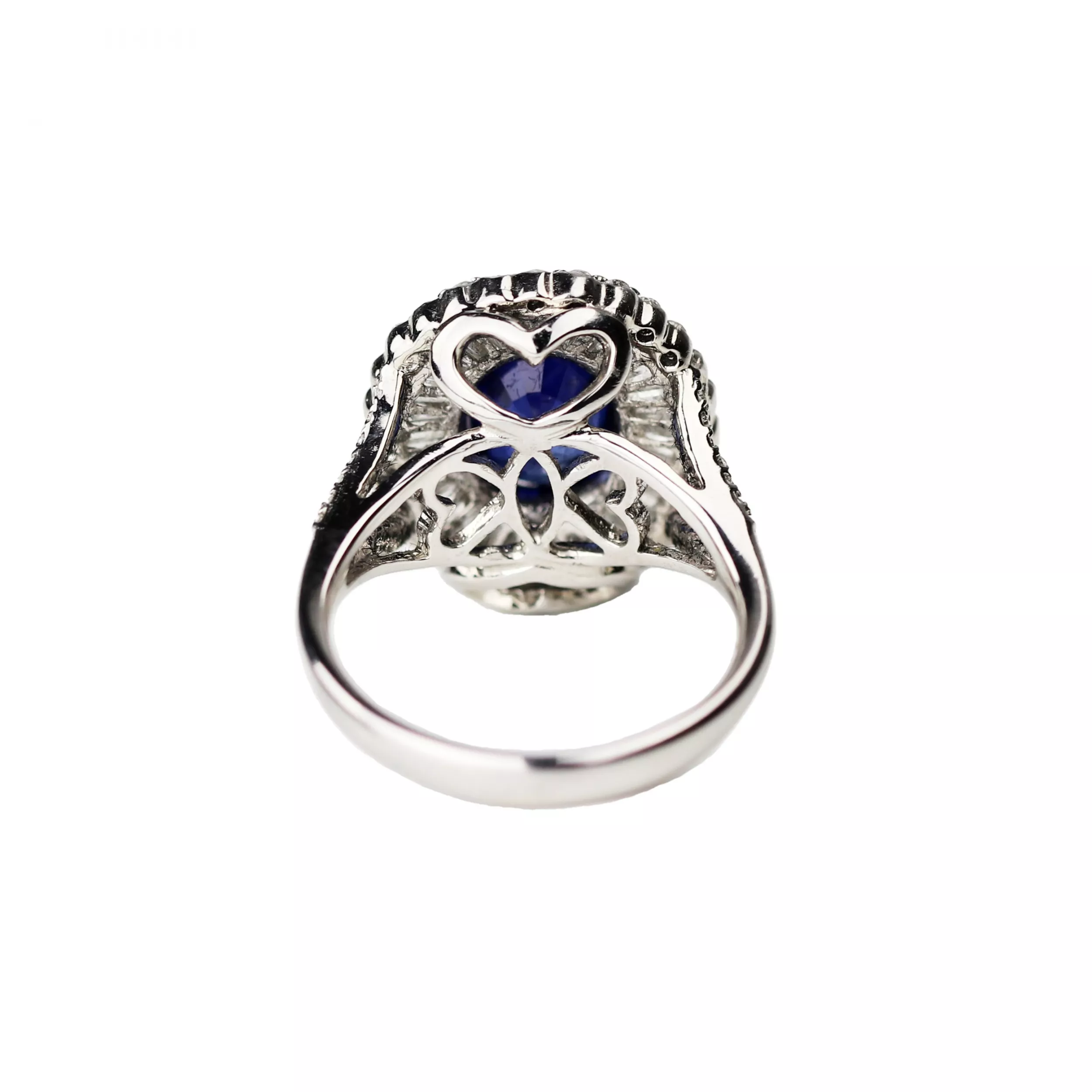 Bague en or avec saphir et diamants. 