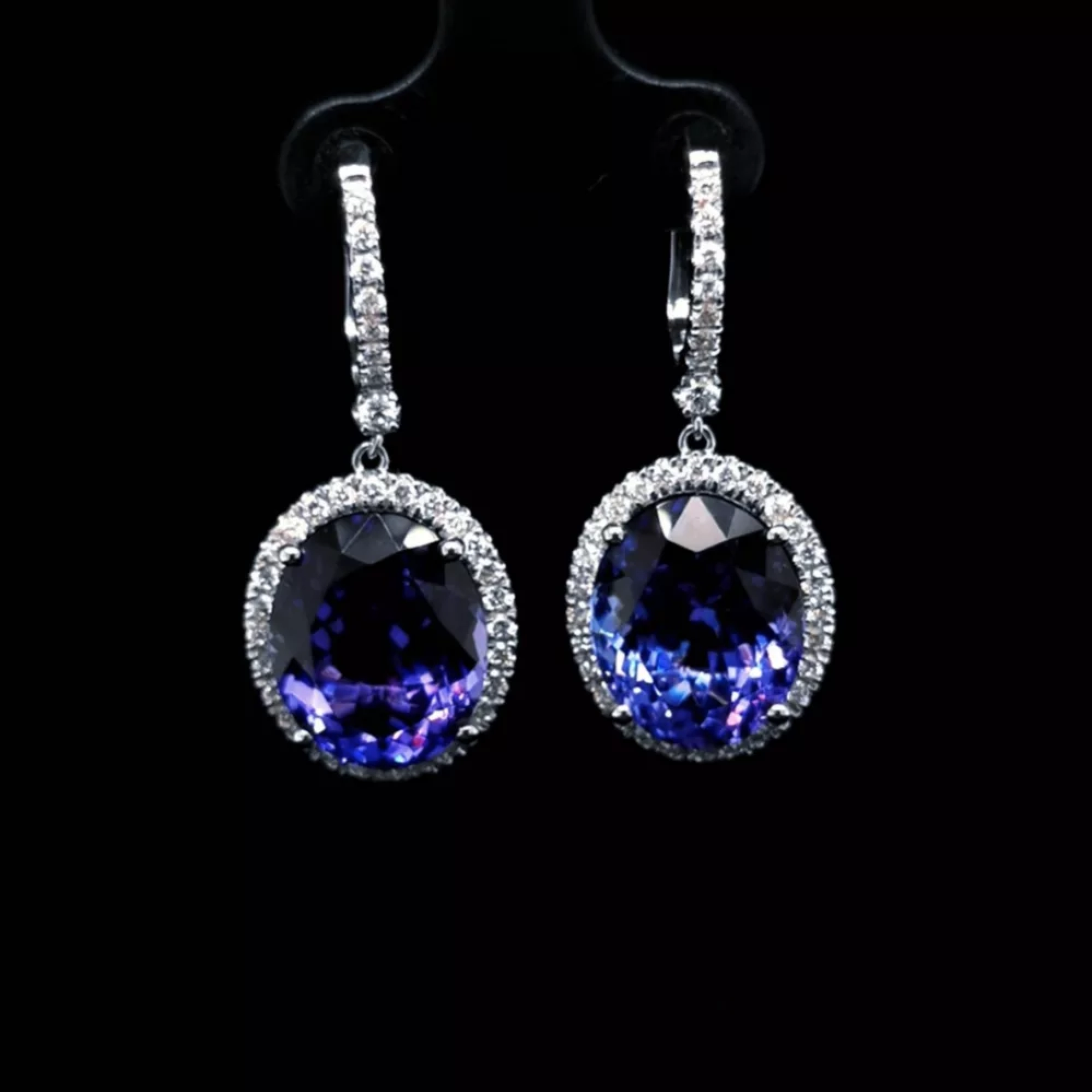 Boucles d`oreilles en or 18 carats avec tanzanites et diamants. 