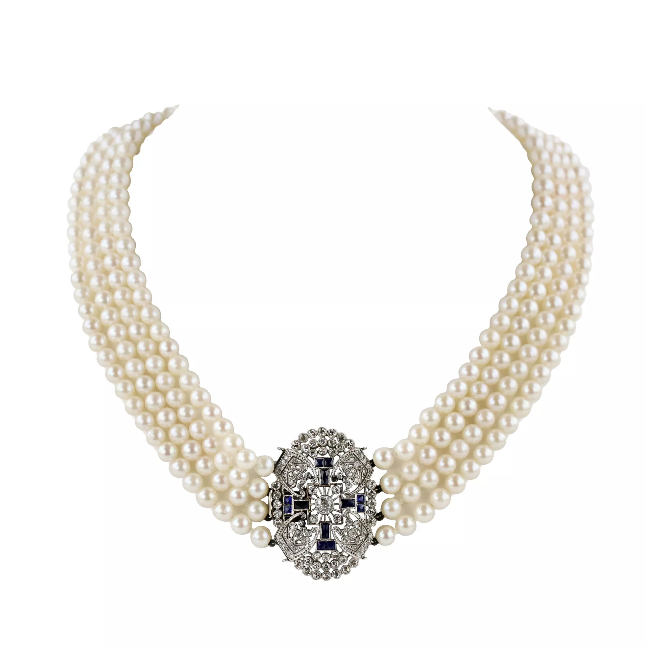Collier de perles avec medaillon en platine et or, avec saphirs et diamants. 
