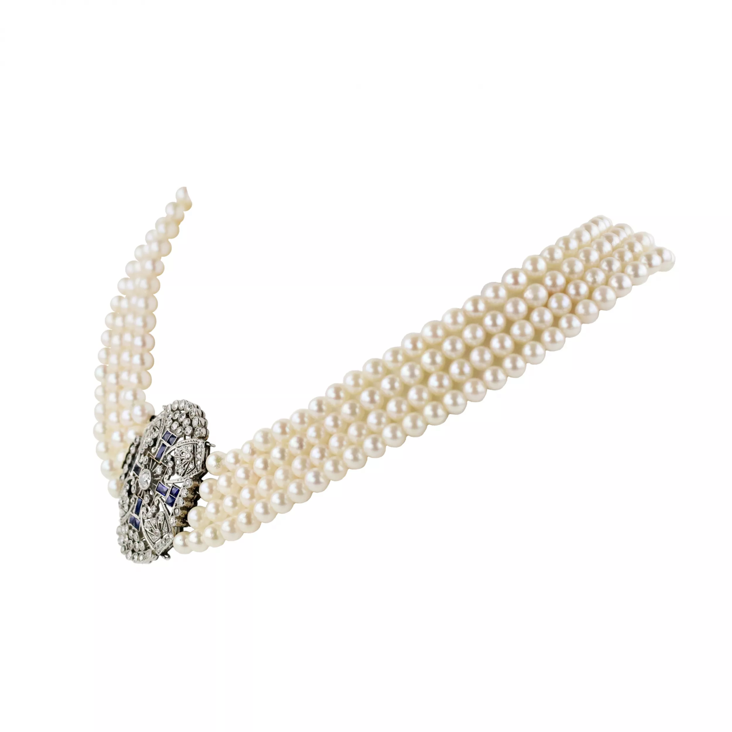 Collier de perles avec medaillon en platine et or, avec saphirs et diamants. 