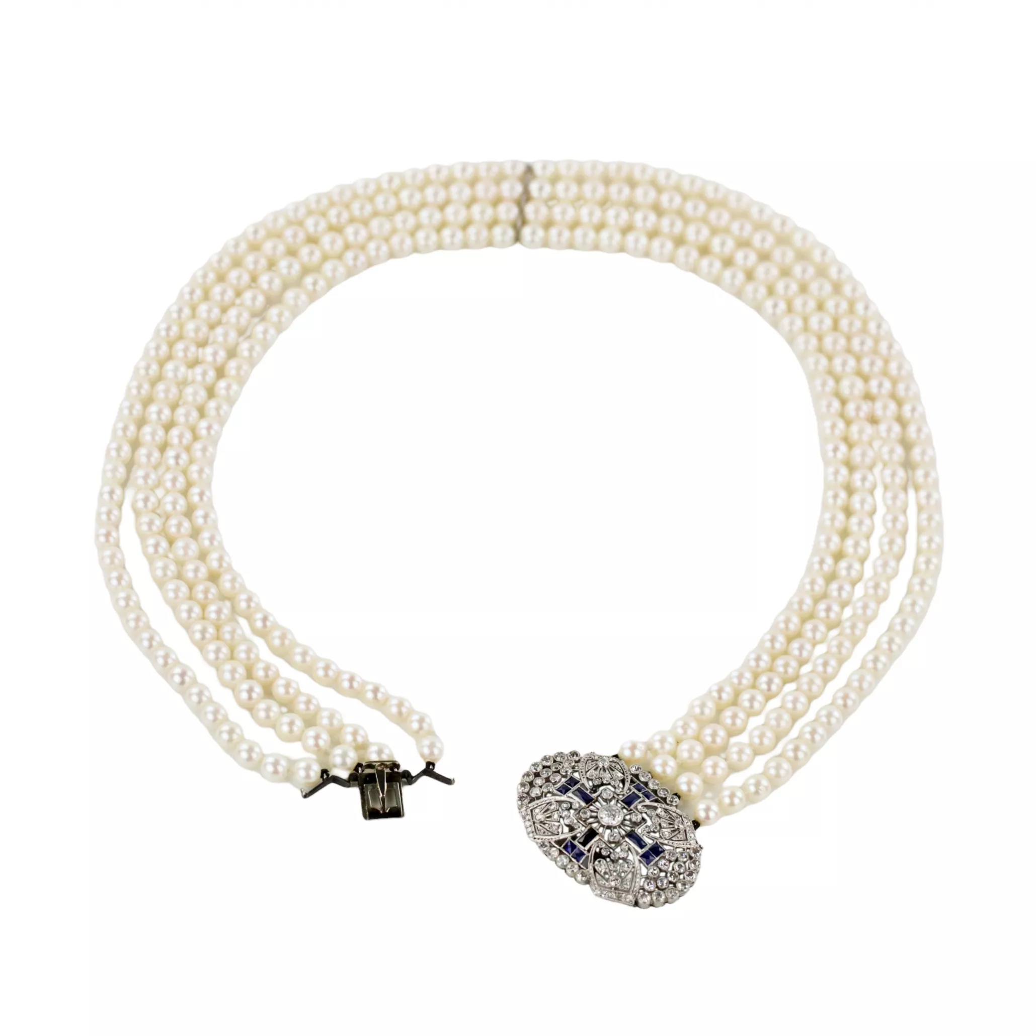 Collier de perles avec medaillon en platine et or, avec saphirs et diamants. 