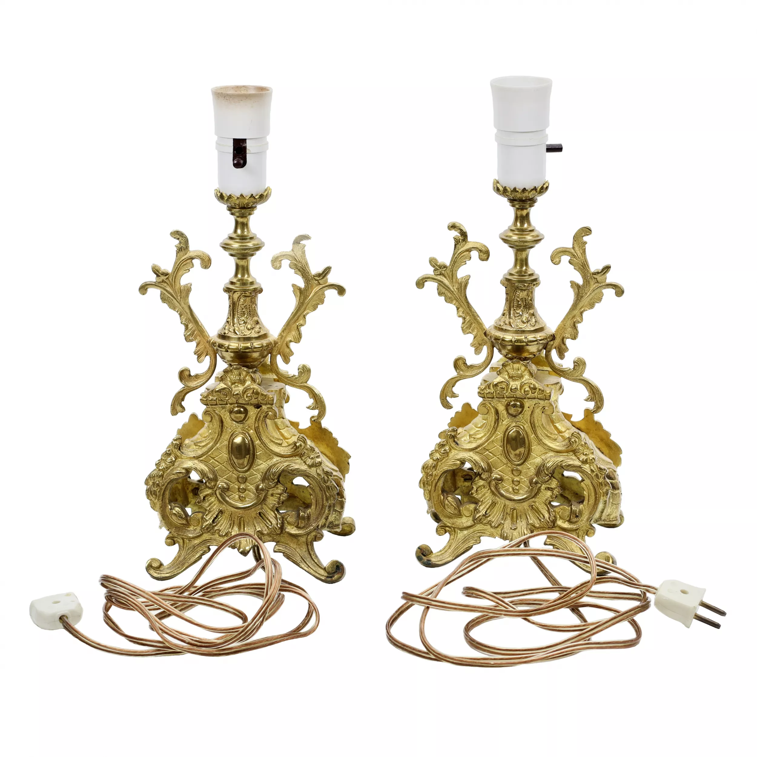 Paire de lampes de table en bronze dore. 