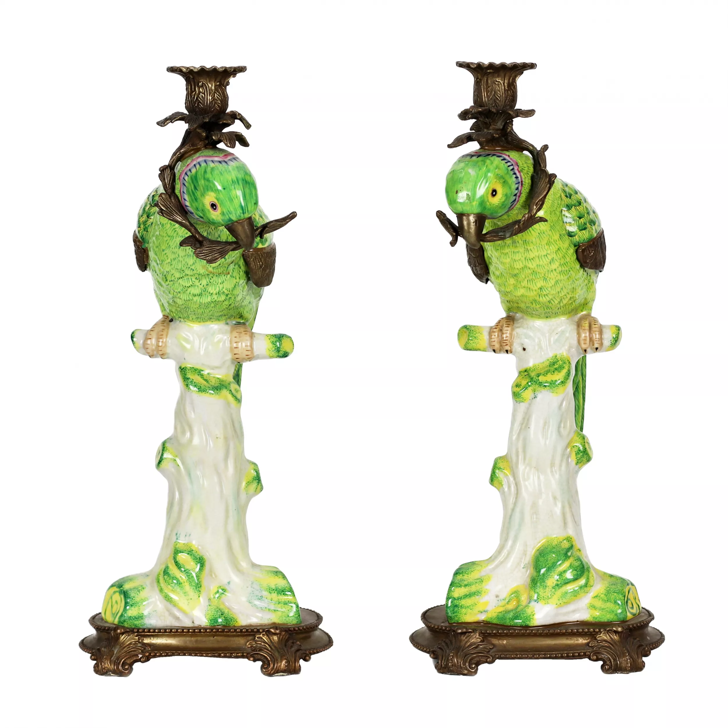 Paire de bougeoirs perroquets en porcelaine fine, avec bronze. 