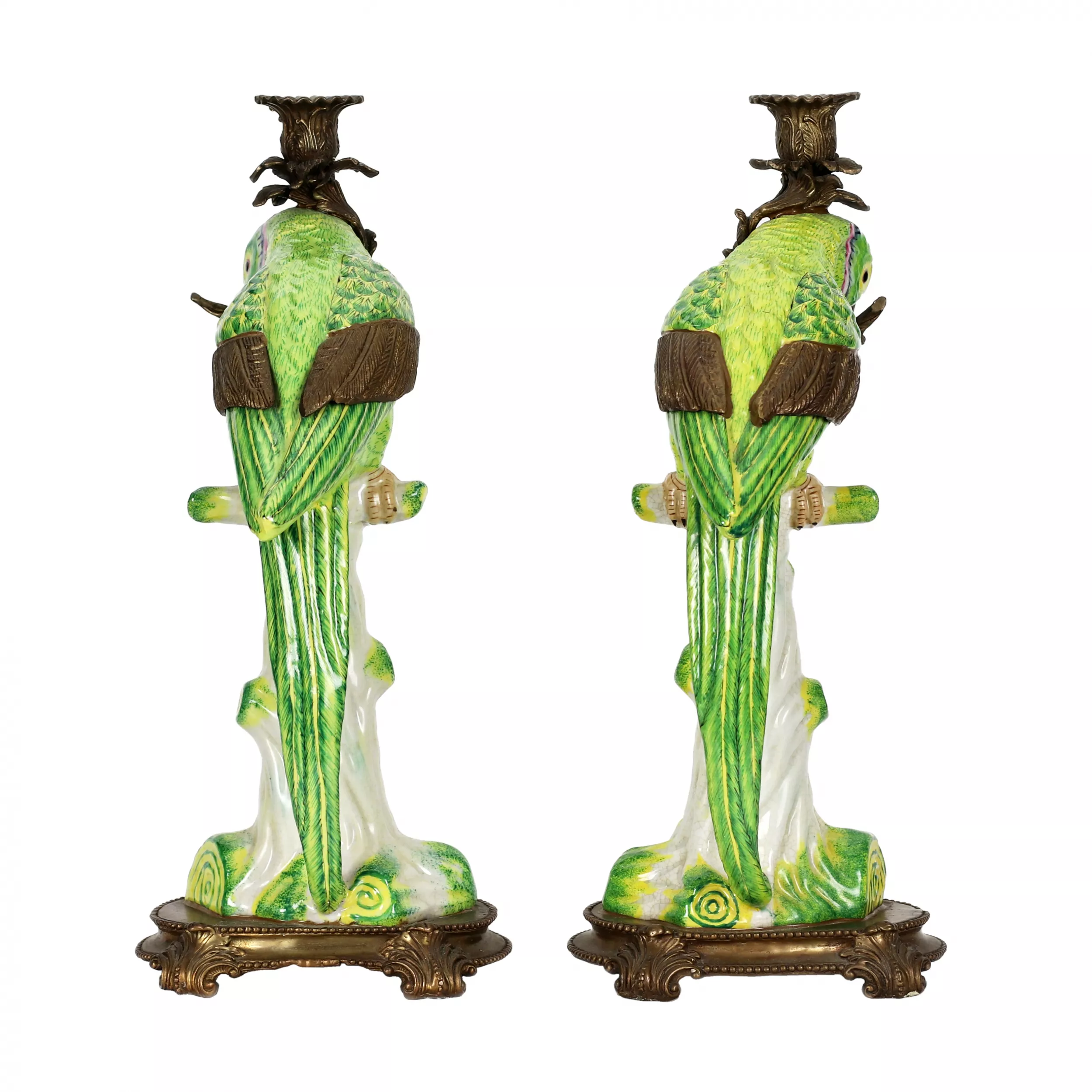 Paire de bougeoirs perroquets en porcelaine fine, avec bronze. 