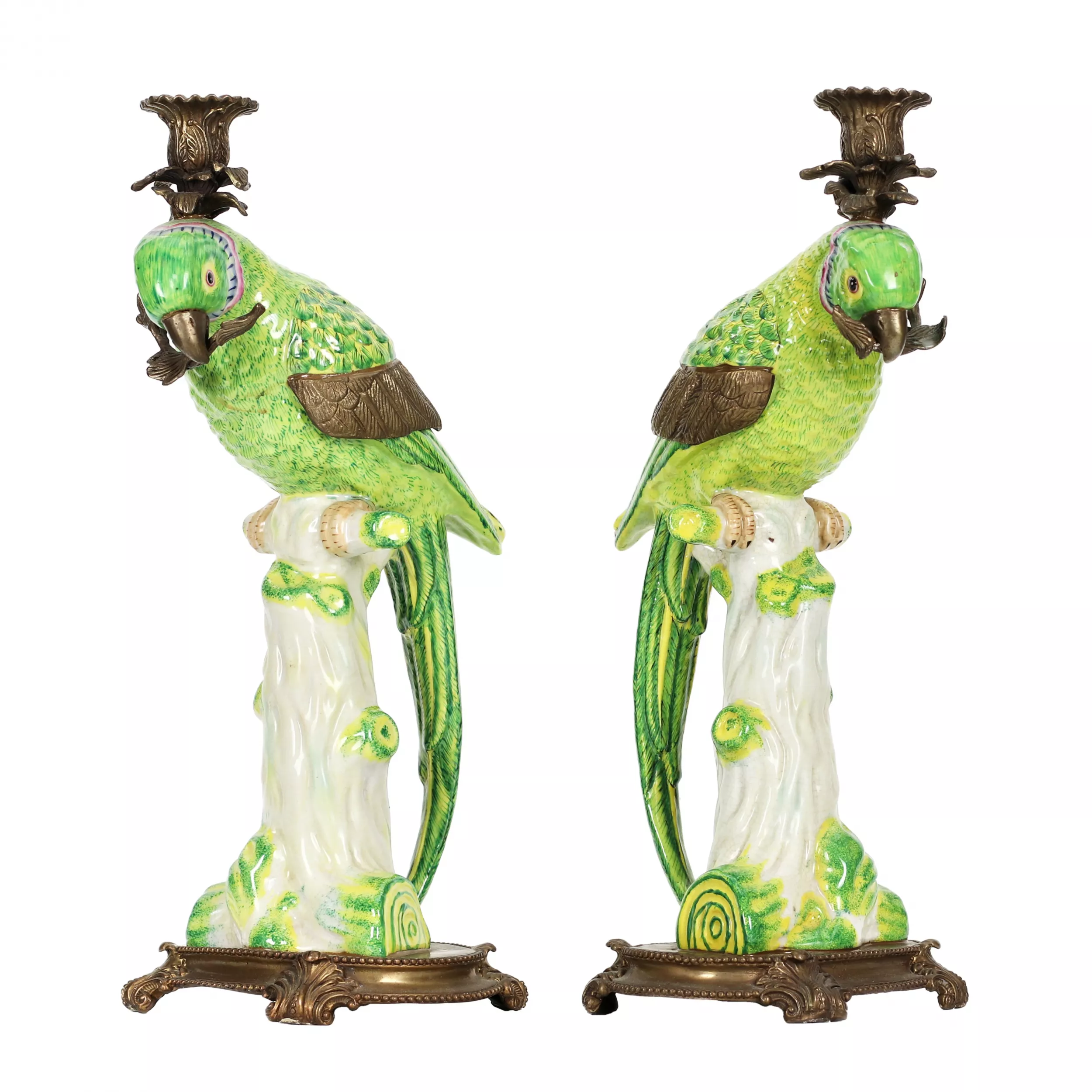 Paire de bougeoirs perroquets en porcelaine fine, avec bronze. 