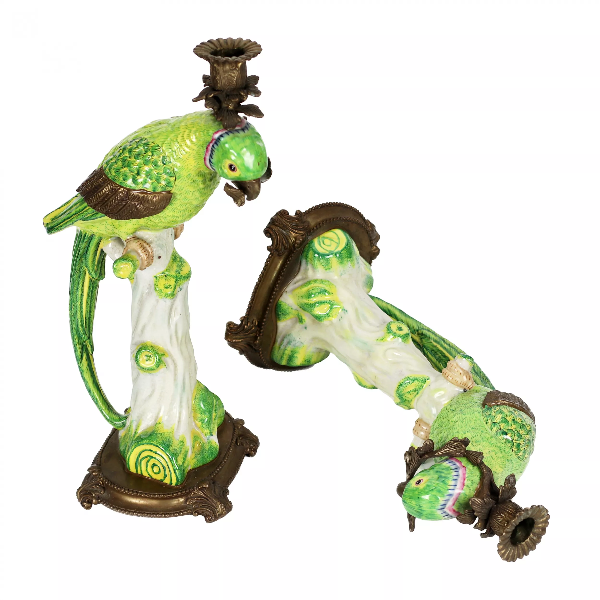 Paire de bougeoirs perroquets en porcelaine fine, avec bronze. 