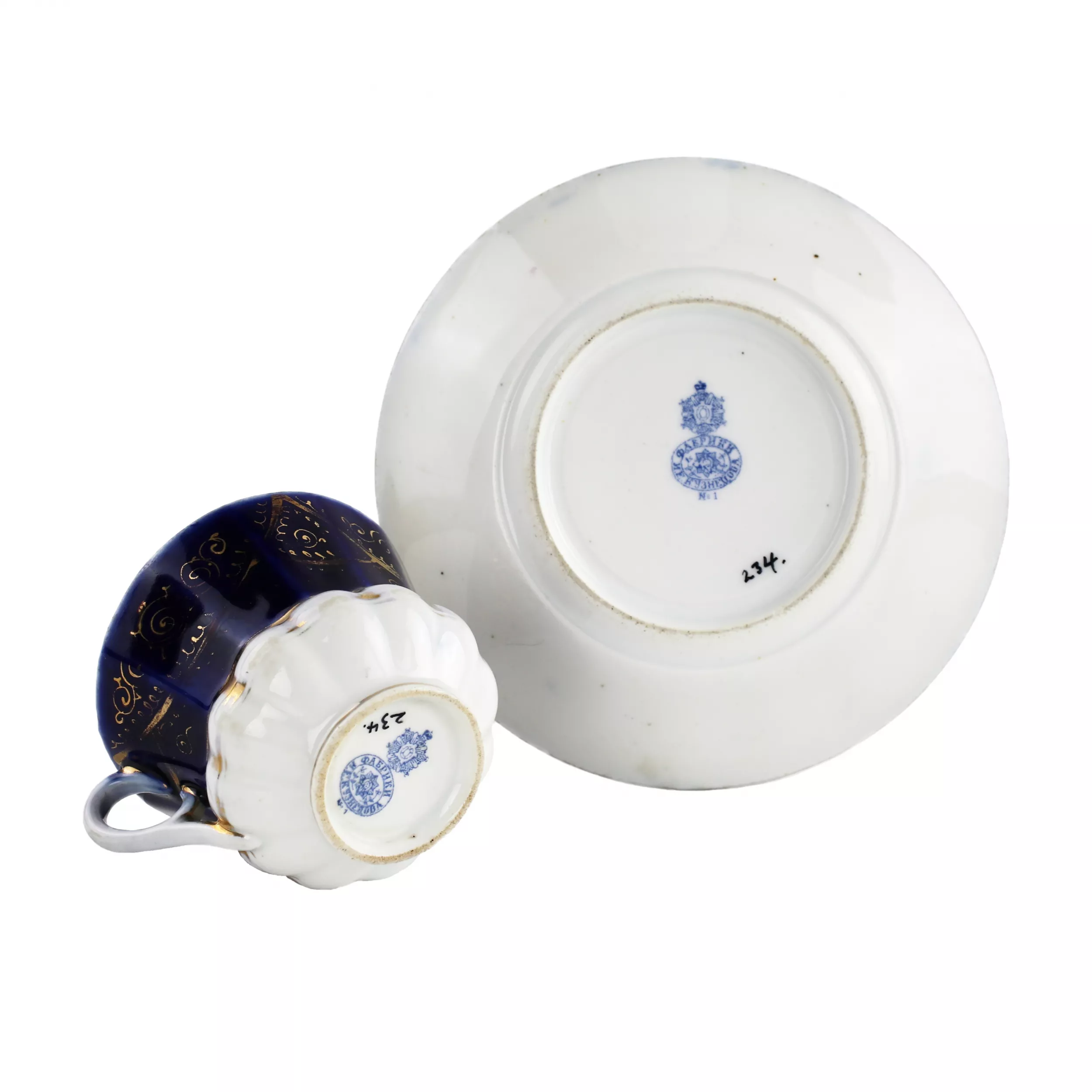 Manufacture de paires de the en porcelaine I.E. Kouznetsov sur le Volkhov. 