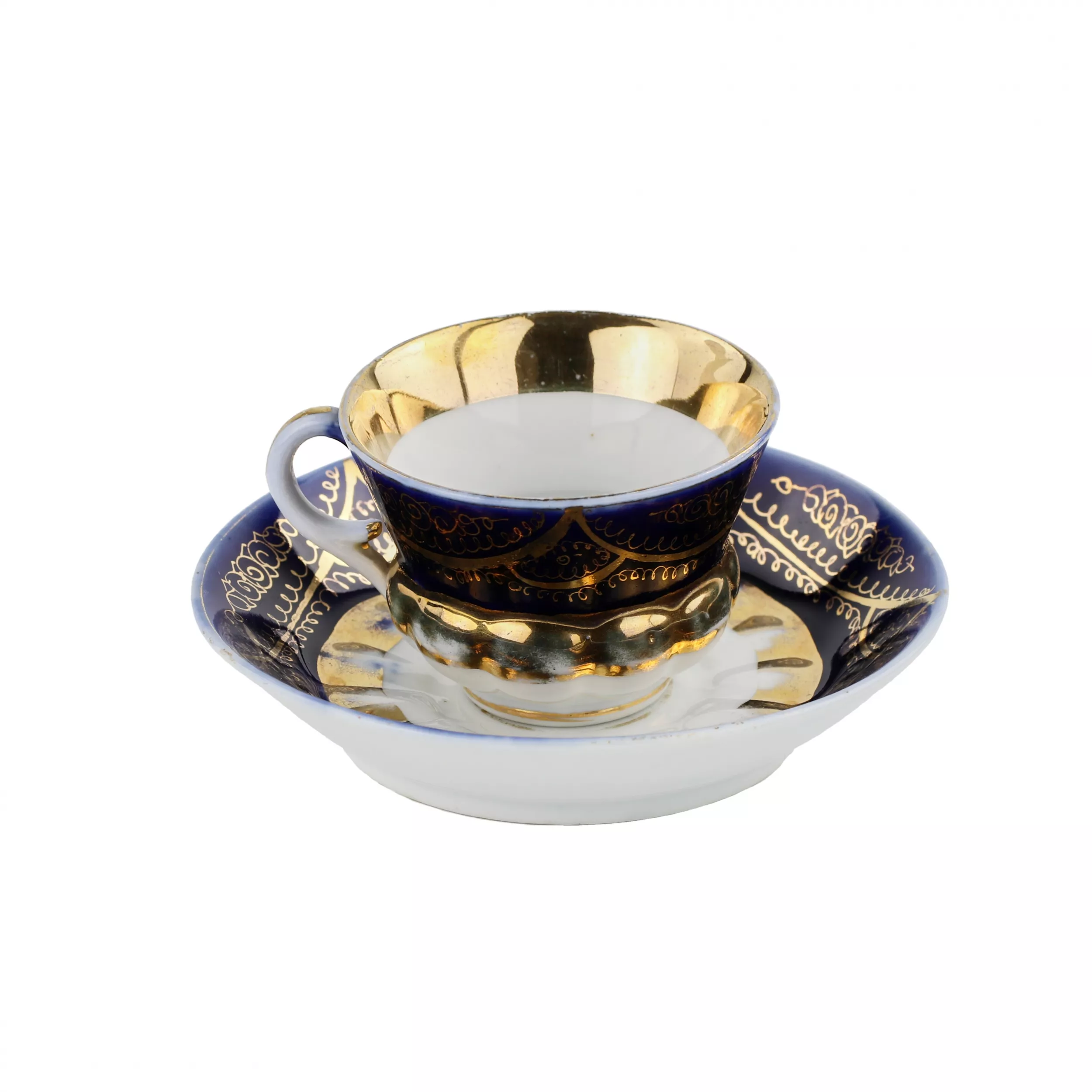 Paire de cafe en porcelaine du milieu du 19ème siècle, la manufacture Kuznetsov à Dulyovo. 