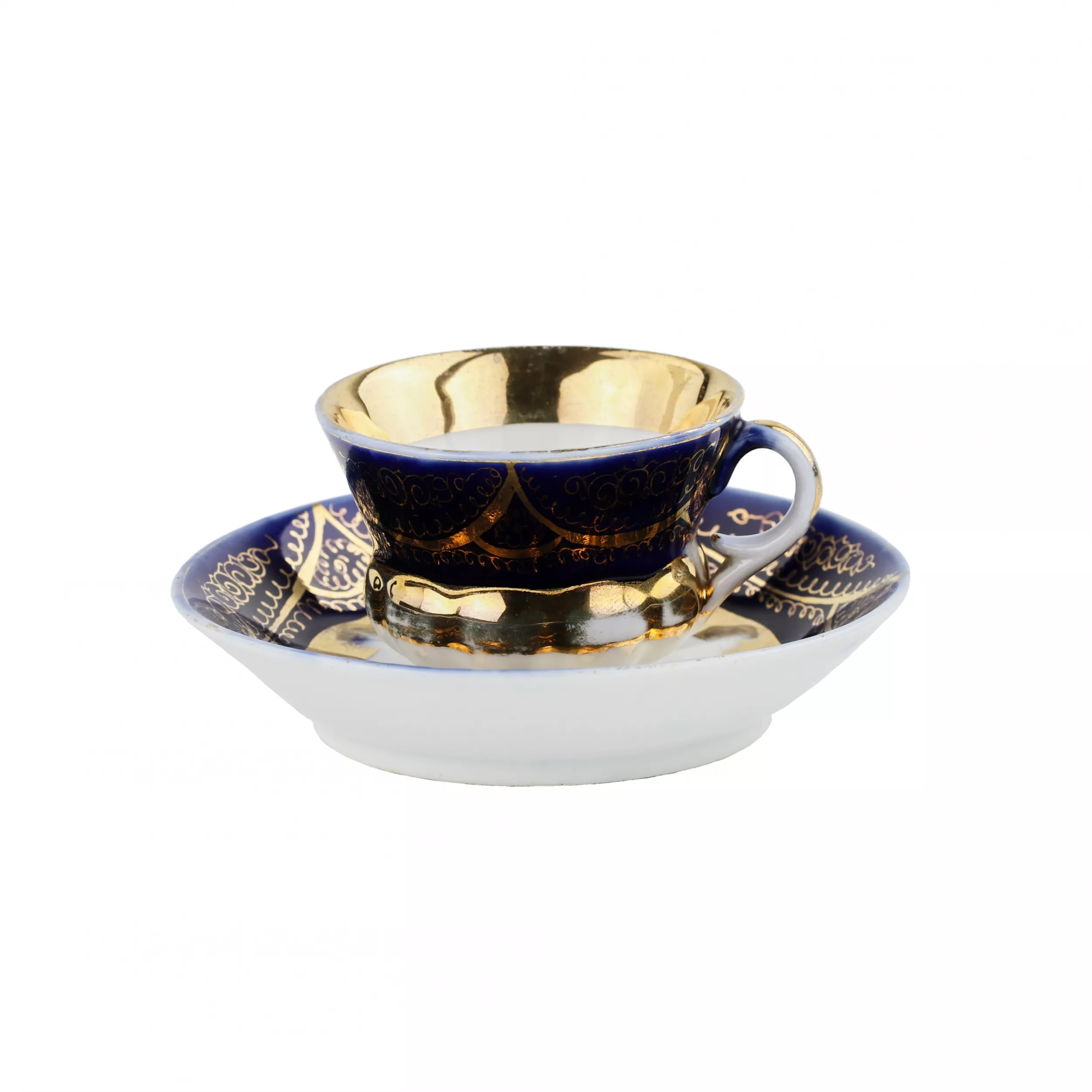 Paire de cafe en porcelaine du milieu du 19ème siècle, la manufacture Kuznetsov à Dulyovo. 