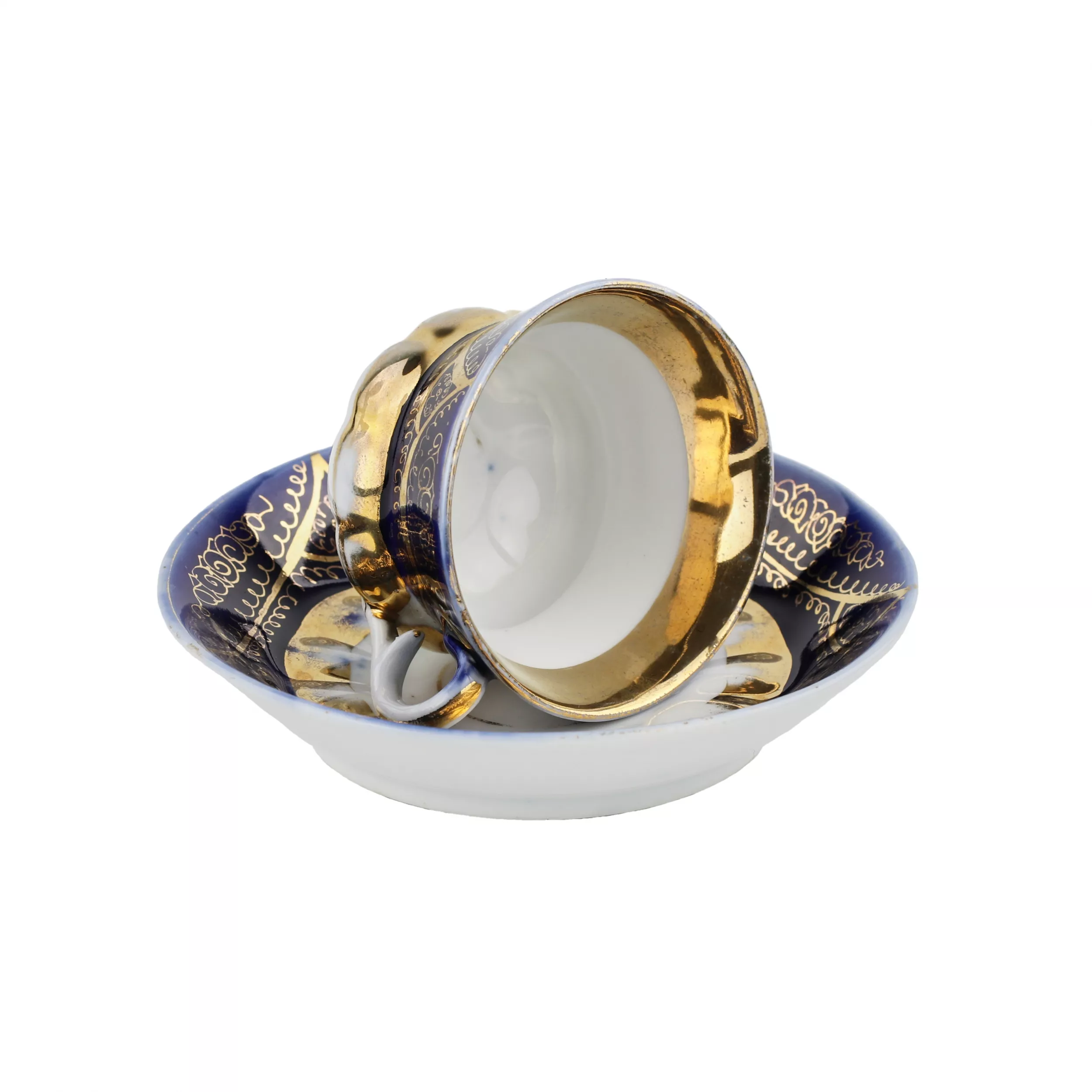 Paire de cafe en porcelaine du milieu du 19ème siècle, la manufacture Kuznetsov à Dulyovo. 