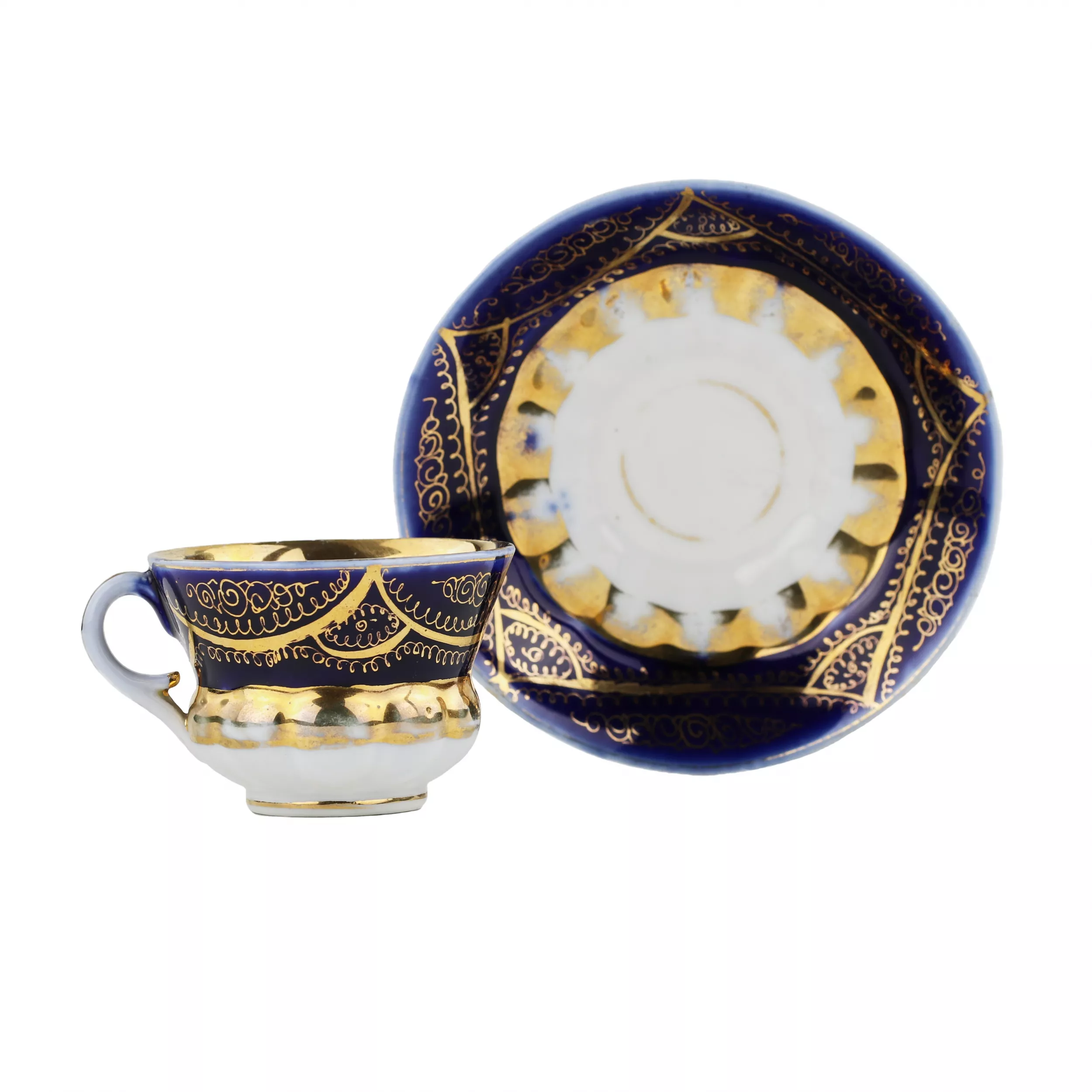 Paire de cafe en porcelaine du milieu du 19ème siècle, la manufacture Kuznetsov à Dulyovo. 