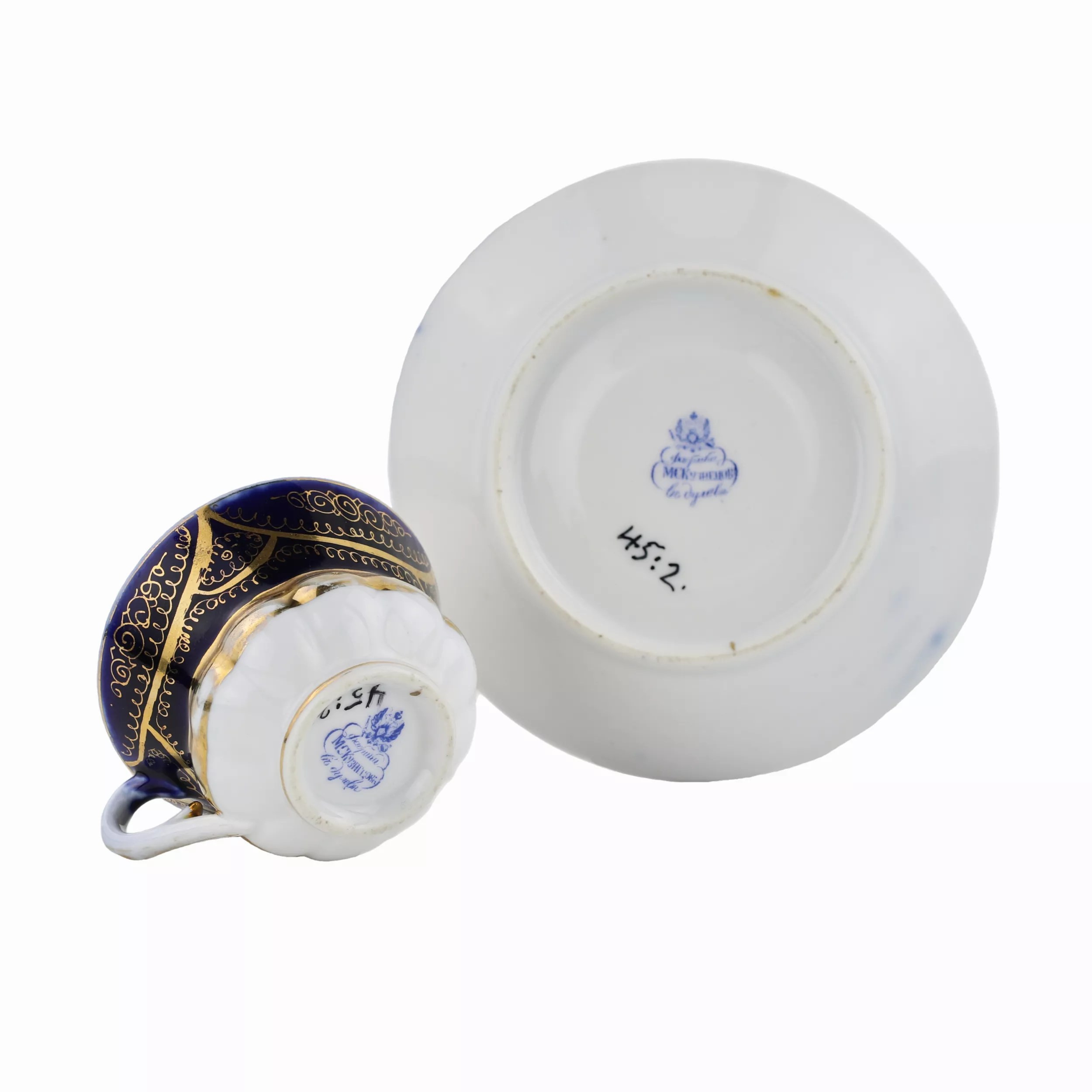 Paire de cafe en porcelaine du milieu du 19ème siècle, la manufacture Kuznetsov à Dulyovo. 