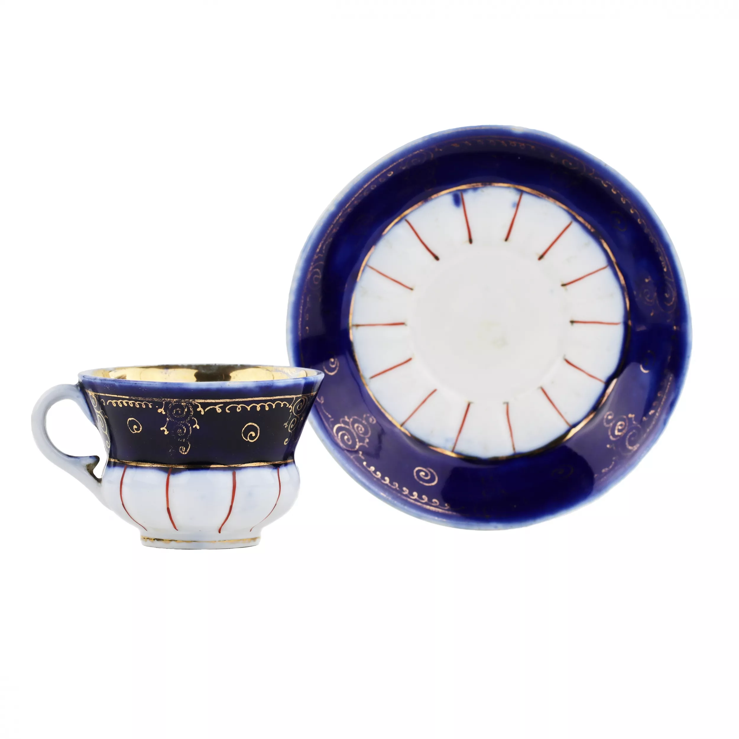 Paire de cafe en porcelaine de la manufacture Kuznetsov à Dulyovo. Milieu du XIXe siècle. 