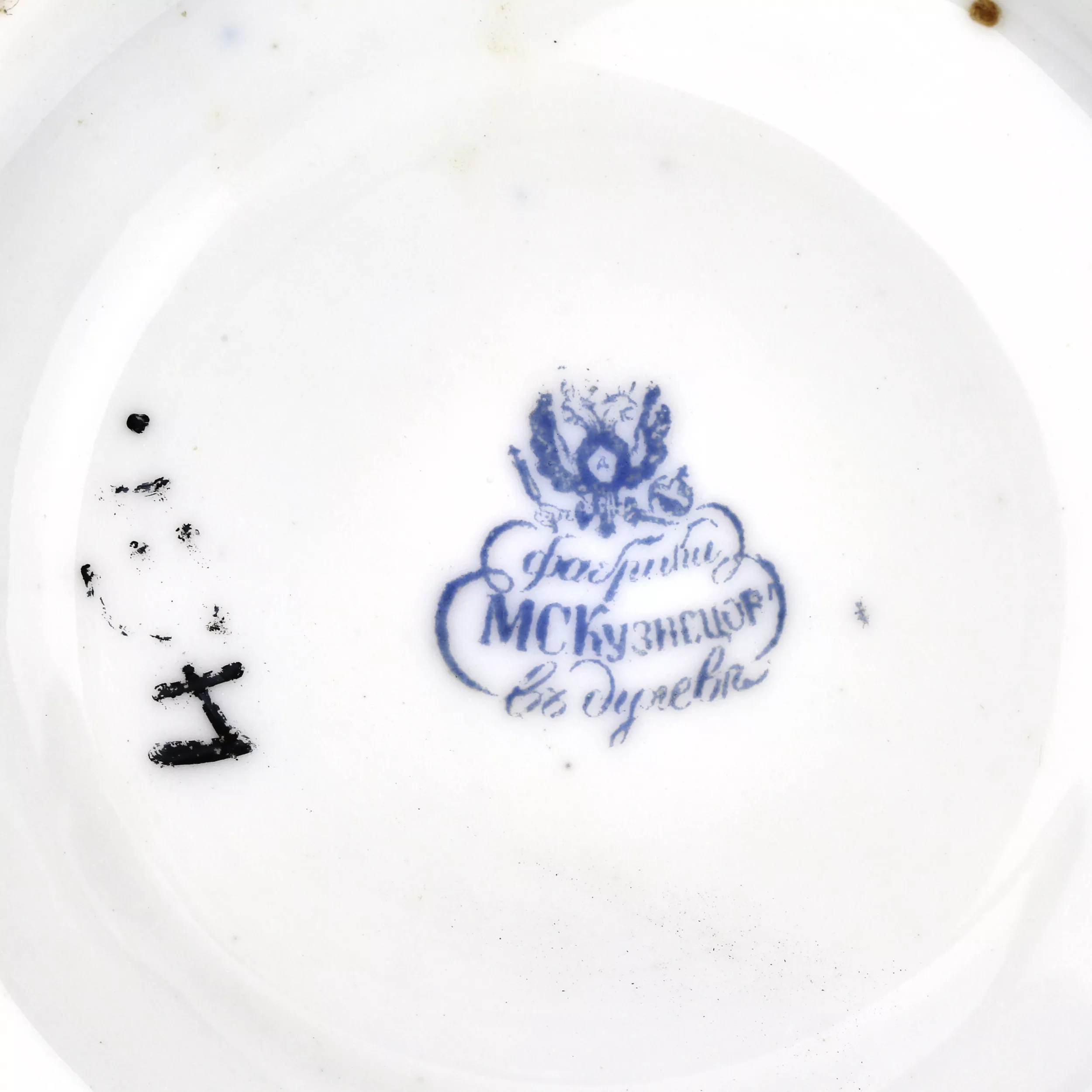 Paire de cafe en porcelaine de la manufacture Kuznetsov à Dulyovo. Milieu du XIXe siècle. 