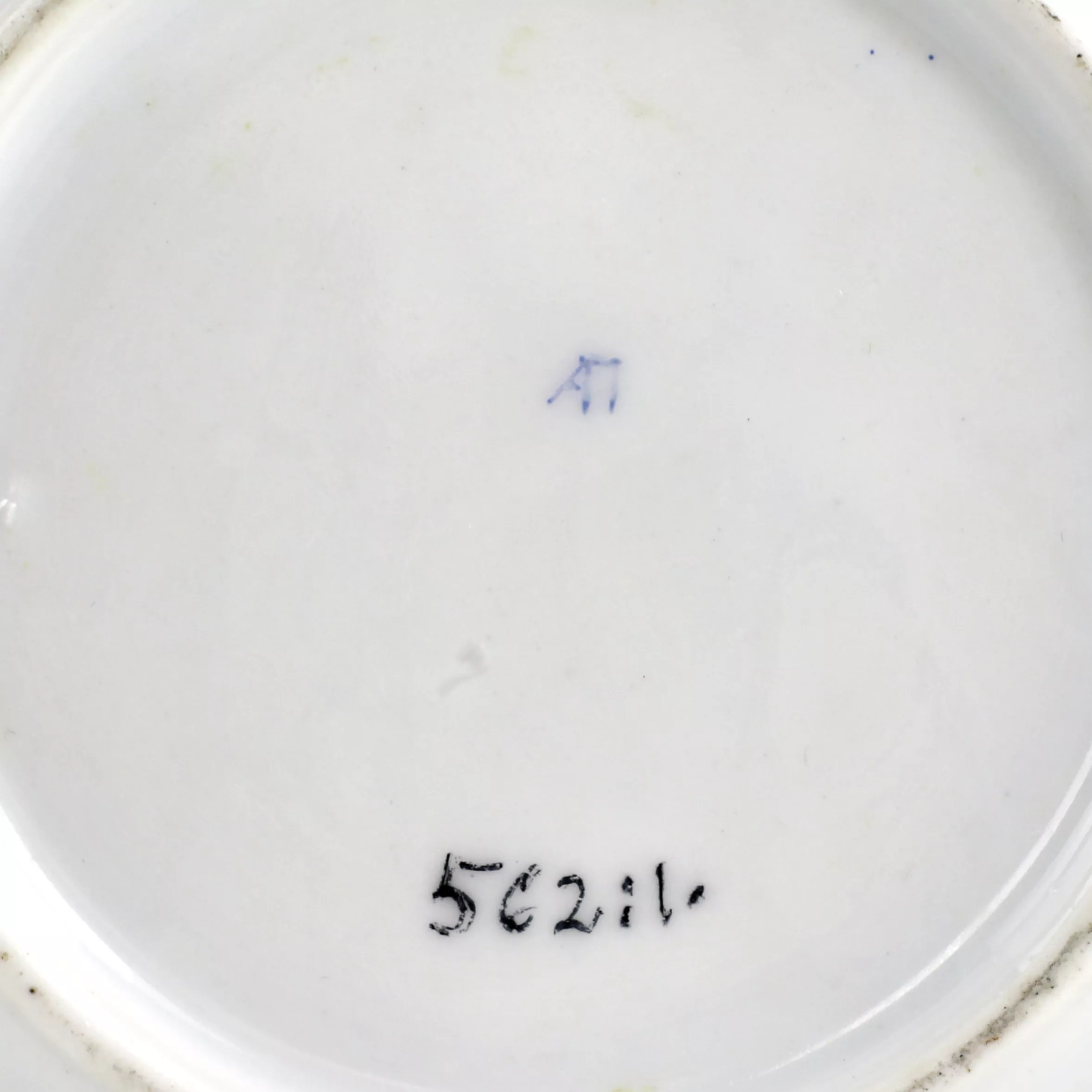 Cinq plats et assiettes de l`usine de Popov. 19ème siècle. 