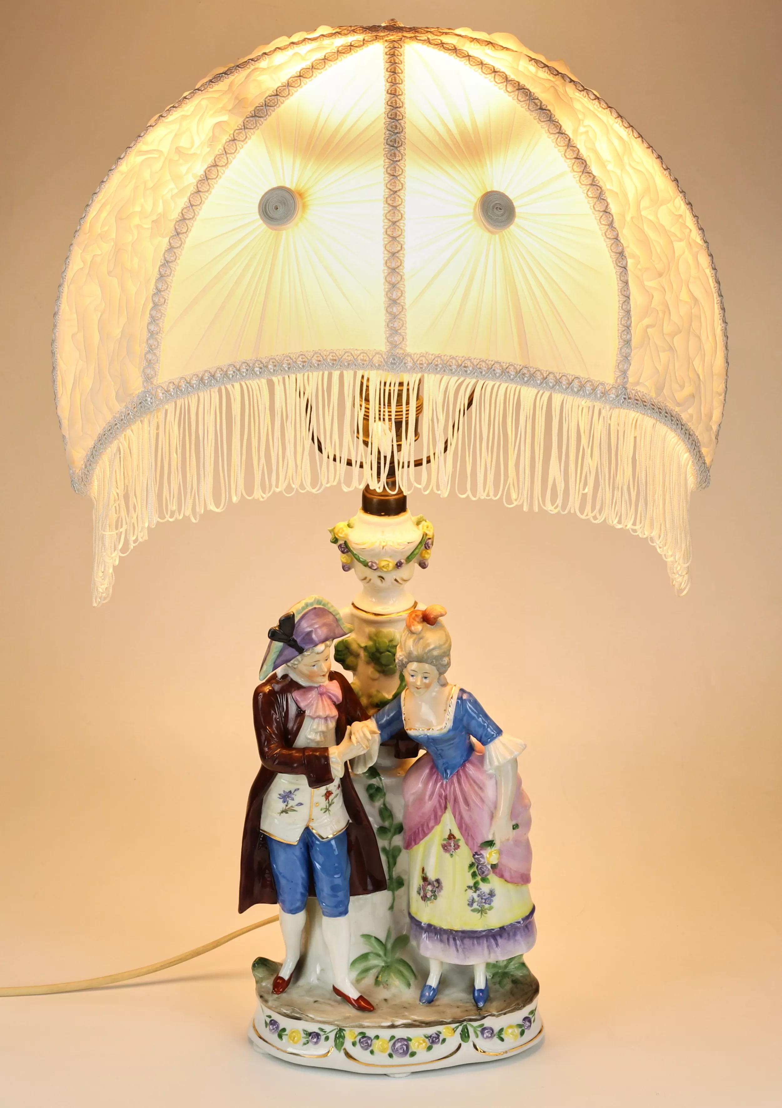 Lampe de table en porcelaine. 