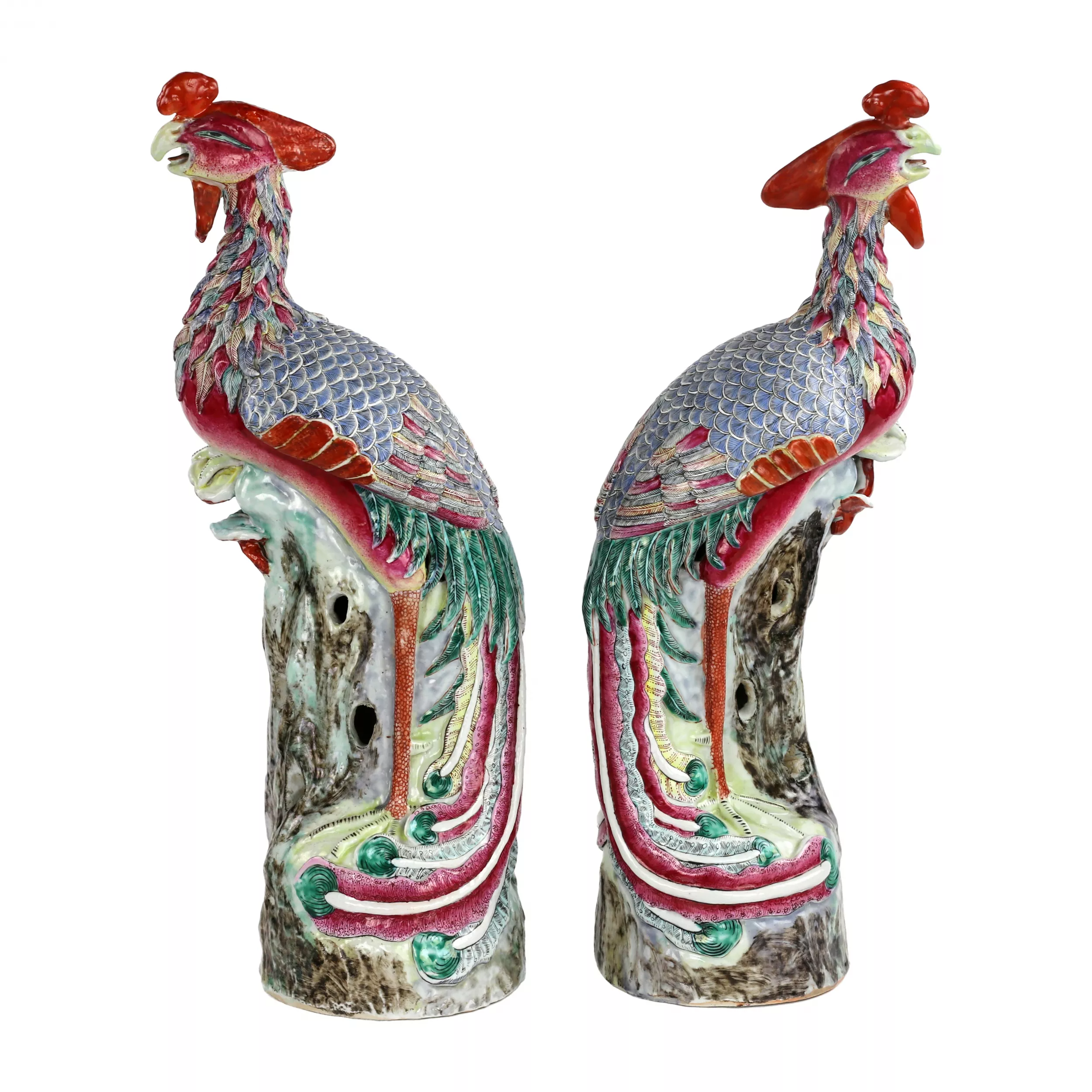 Grande paire d`oiseaux phenix en porcelaine de Chine de la fin de la periode Qing (1644-1912). 