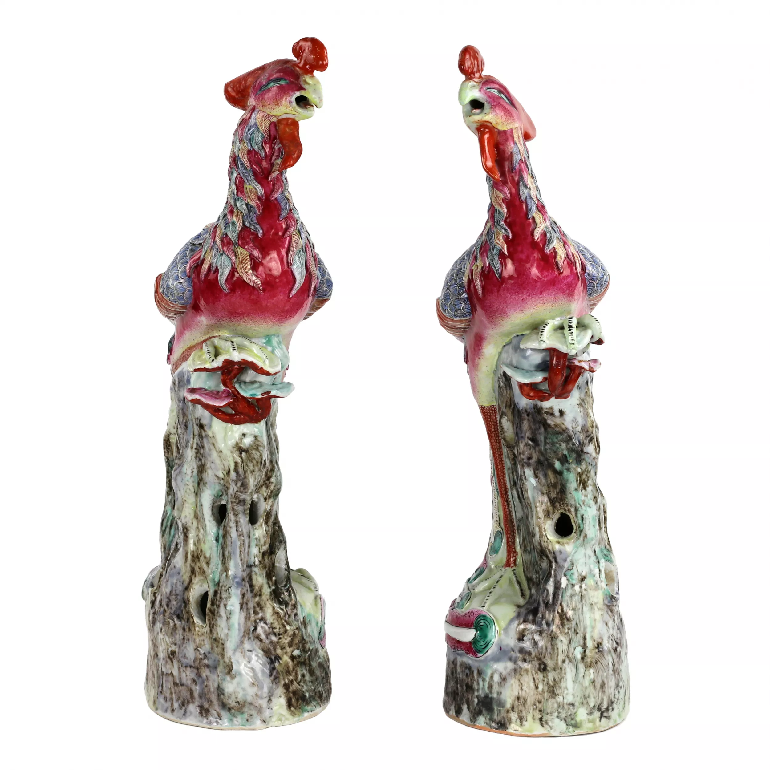 Grande paire d`oiseaux phenix en porcelaine de Chine de la fin de la periode Qing (1644-1912). 