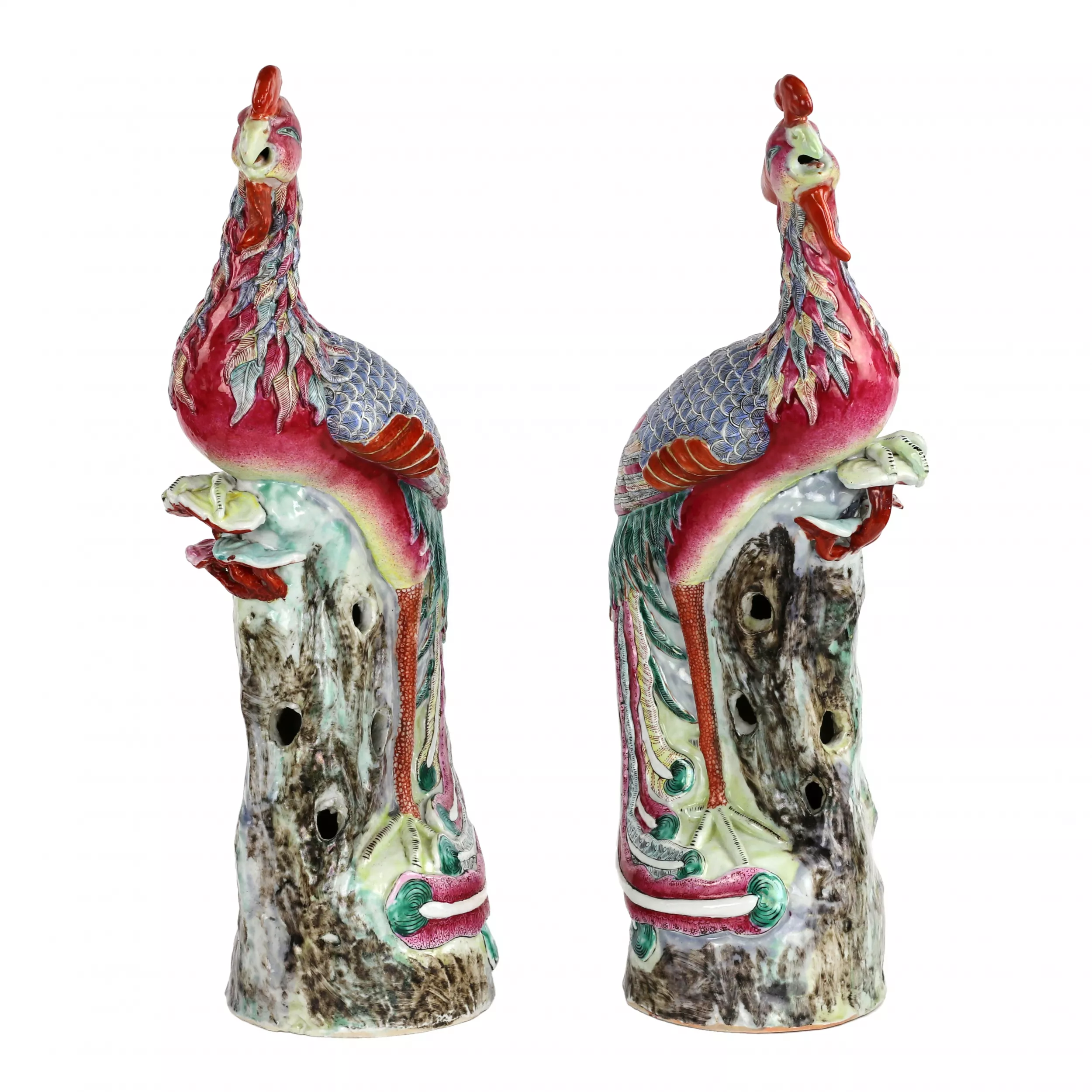 Grande paire d`oiseaux phenix en porcelaine de Chine de la fin de la periode Qing (1644-1912). 