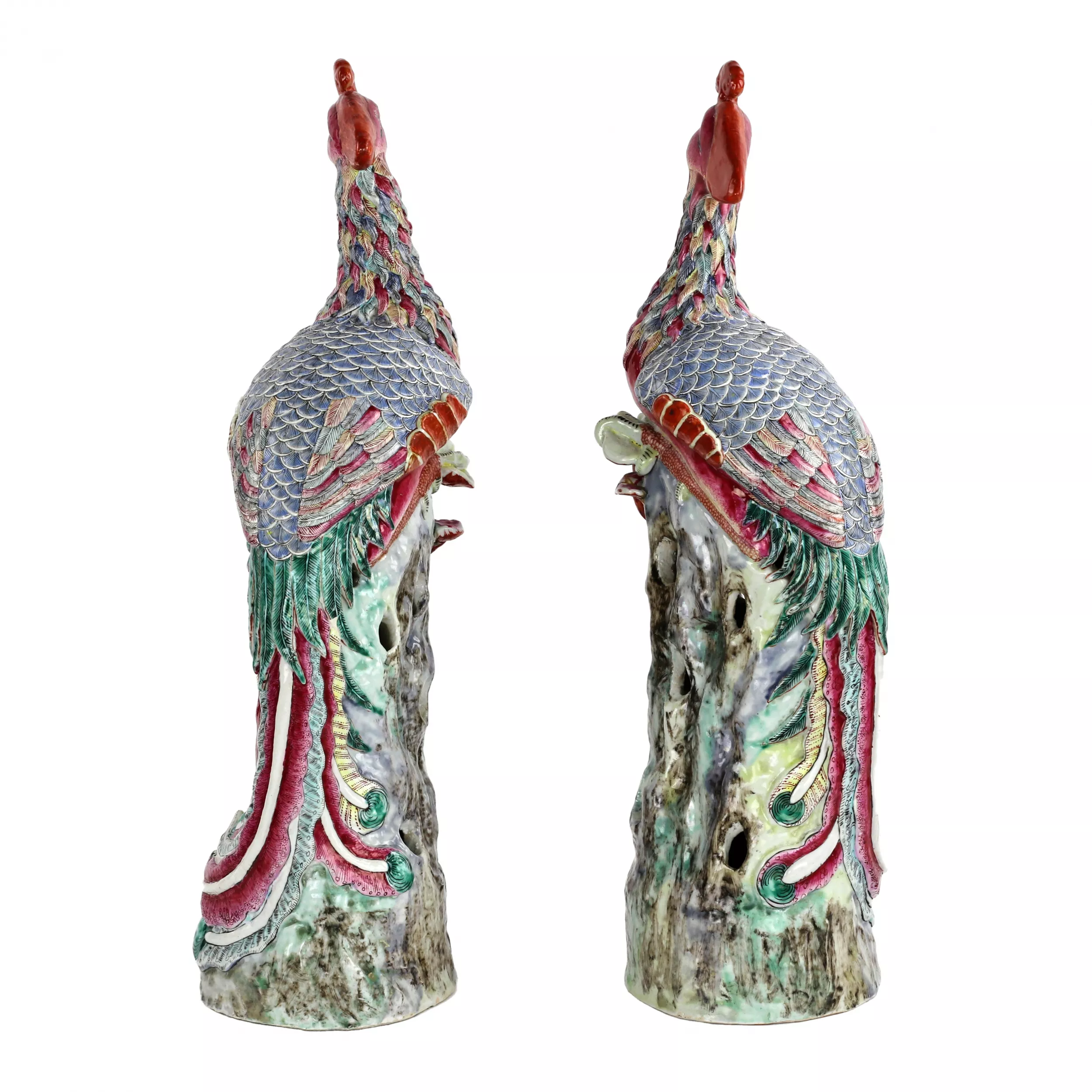 Grande paire d`oiseaux phenix en porcelaine de Chine de la fin de la periode Qing (1644-1912). 
