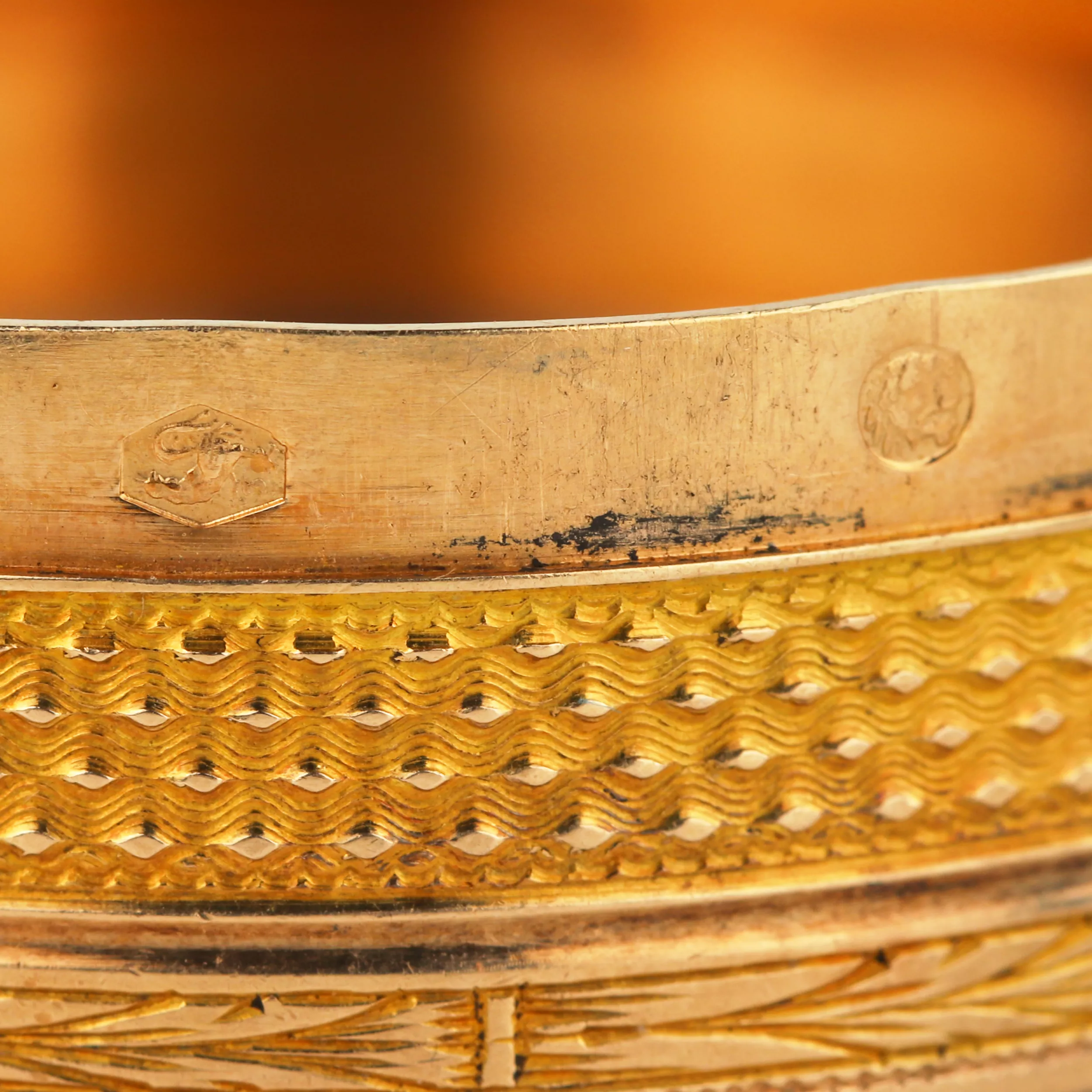 Tabatière française ronde en or du tournant des XVIIIe-XIXe siècles. 
