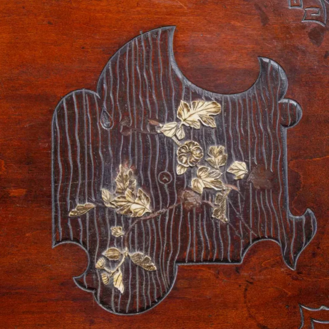 Elegante table japonaise à deux etages, attribuee à Viardot, XIXe siècle. 