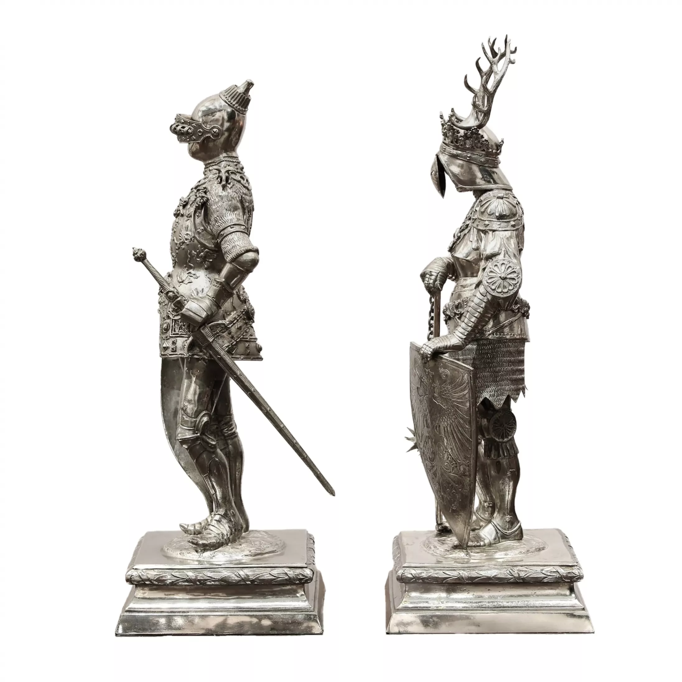 Paire d`exceptionnelles figures de cabinet de chevaliers en argent, artisans de Hanau du XIXe siècle. Neresheimer 