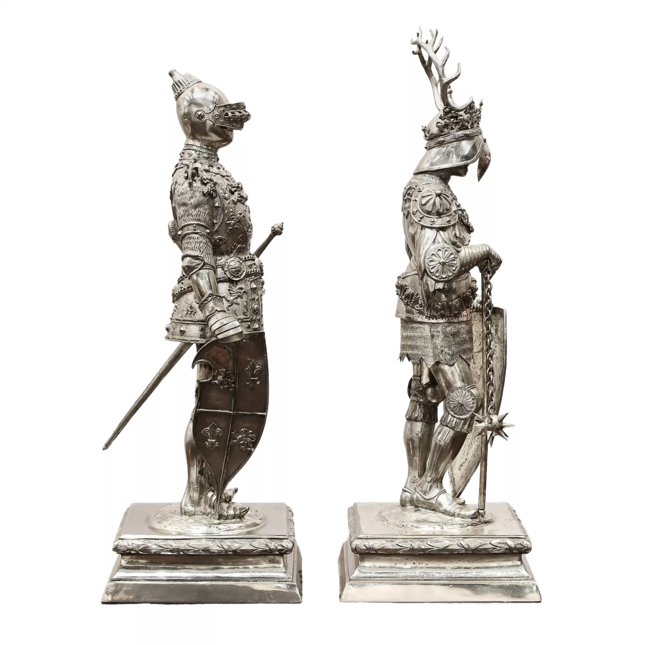 Paire d`exceptionnelles figures de cabinet de chevaliers en argent, artisans de Hanau du XIXe siècle. Neresheimer 