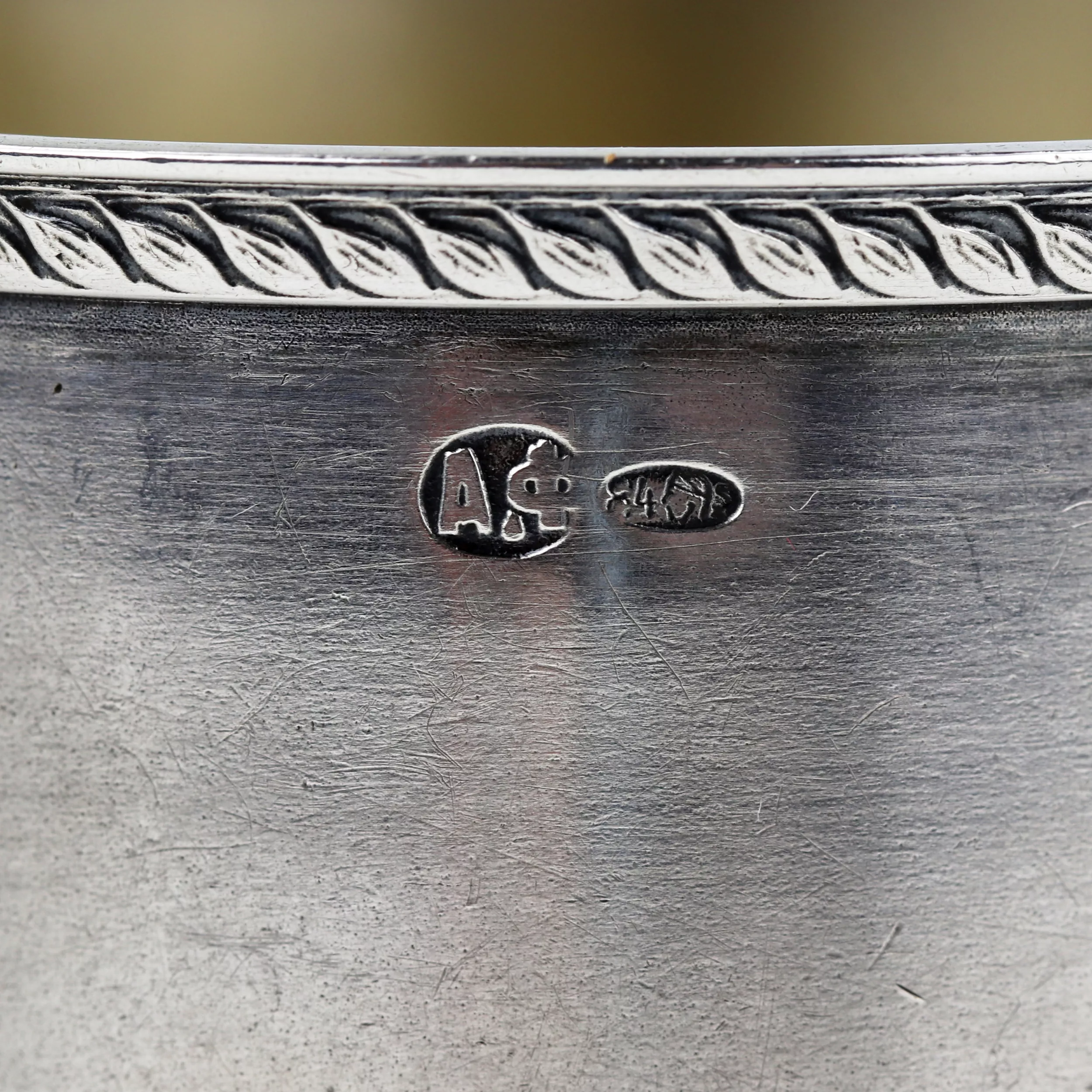 Sous-verre russe en argent du tournant des XIXe et XXe siècles. 