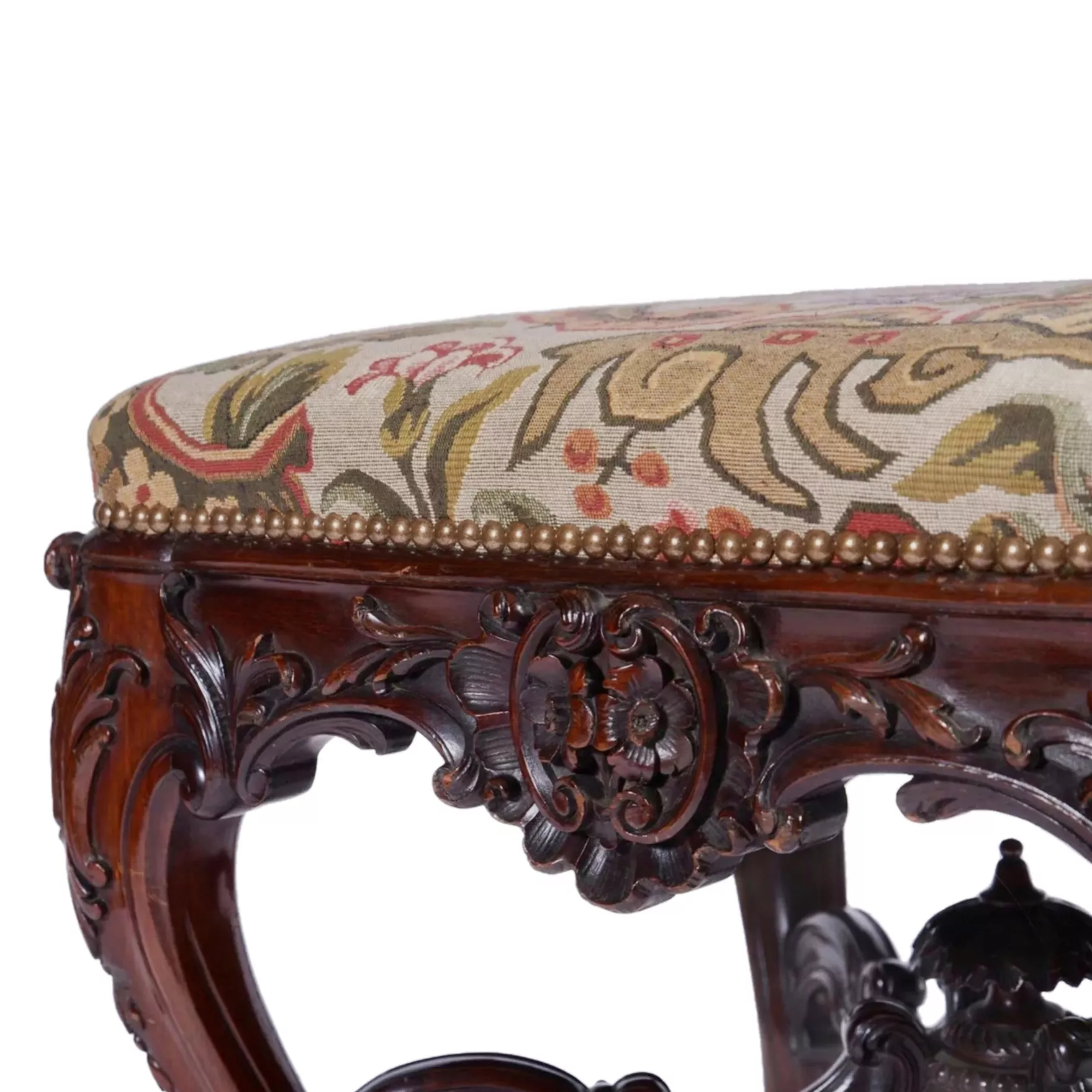A pair of superb carved mahogany banquettes in the George II style. The turn of the 19th-20th centuries. 