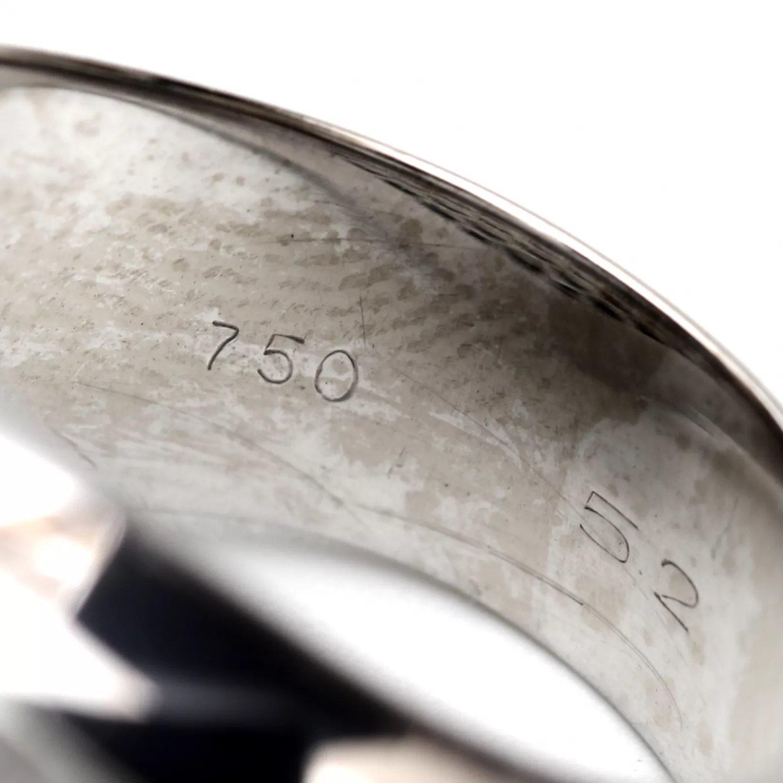 Myst de Cartier ring with diamonds and rock crystal in 18k white gold. France 1980s. 