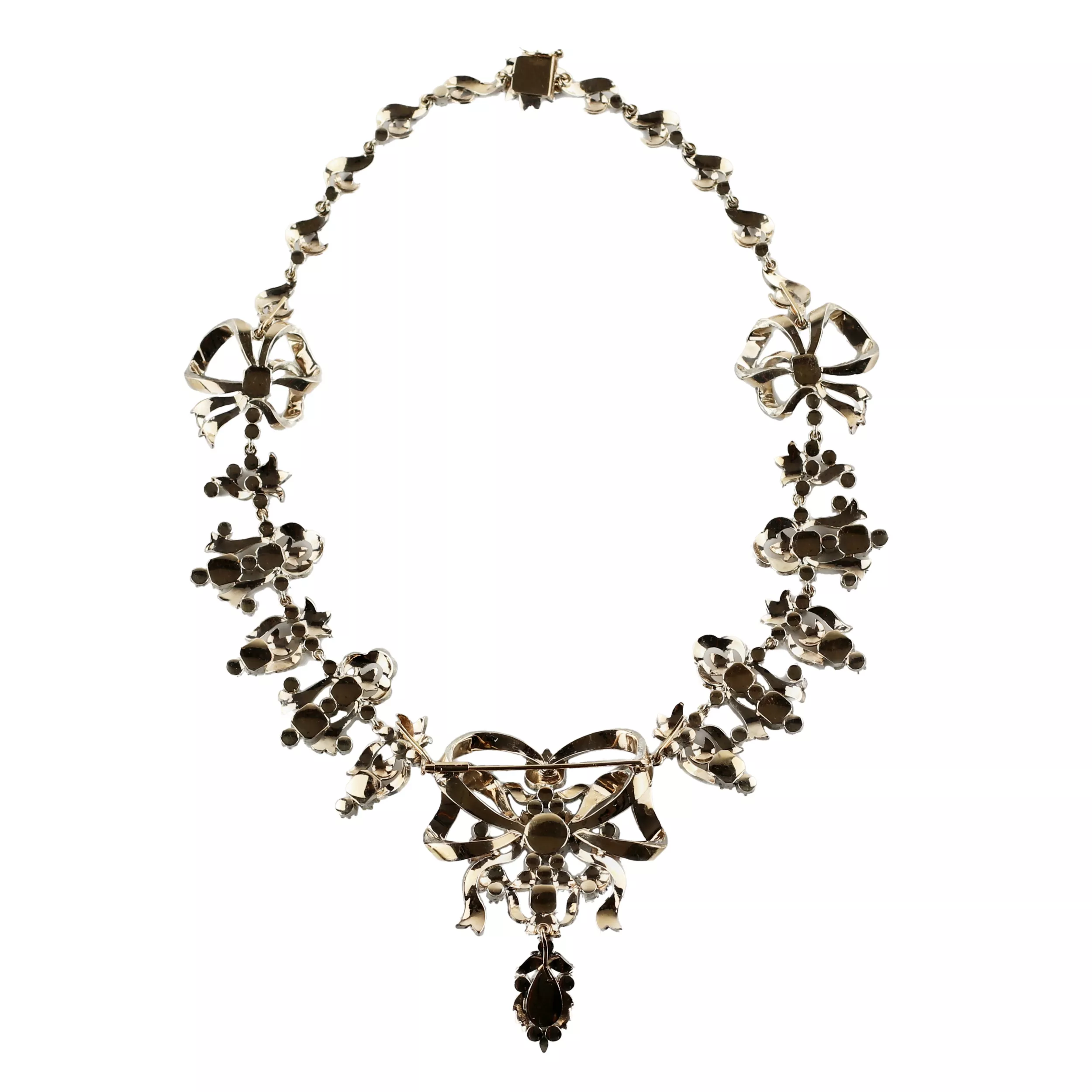 Ensemble de bijoux vintage Reine Isabelle. Le tournant des XVIIIe-XIXe siècles. 