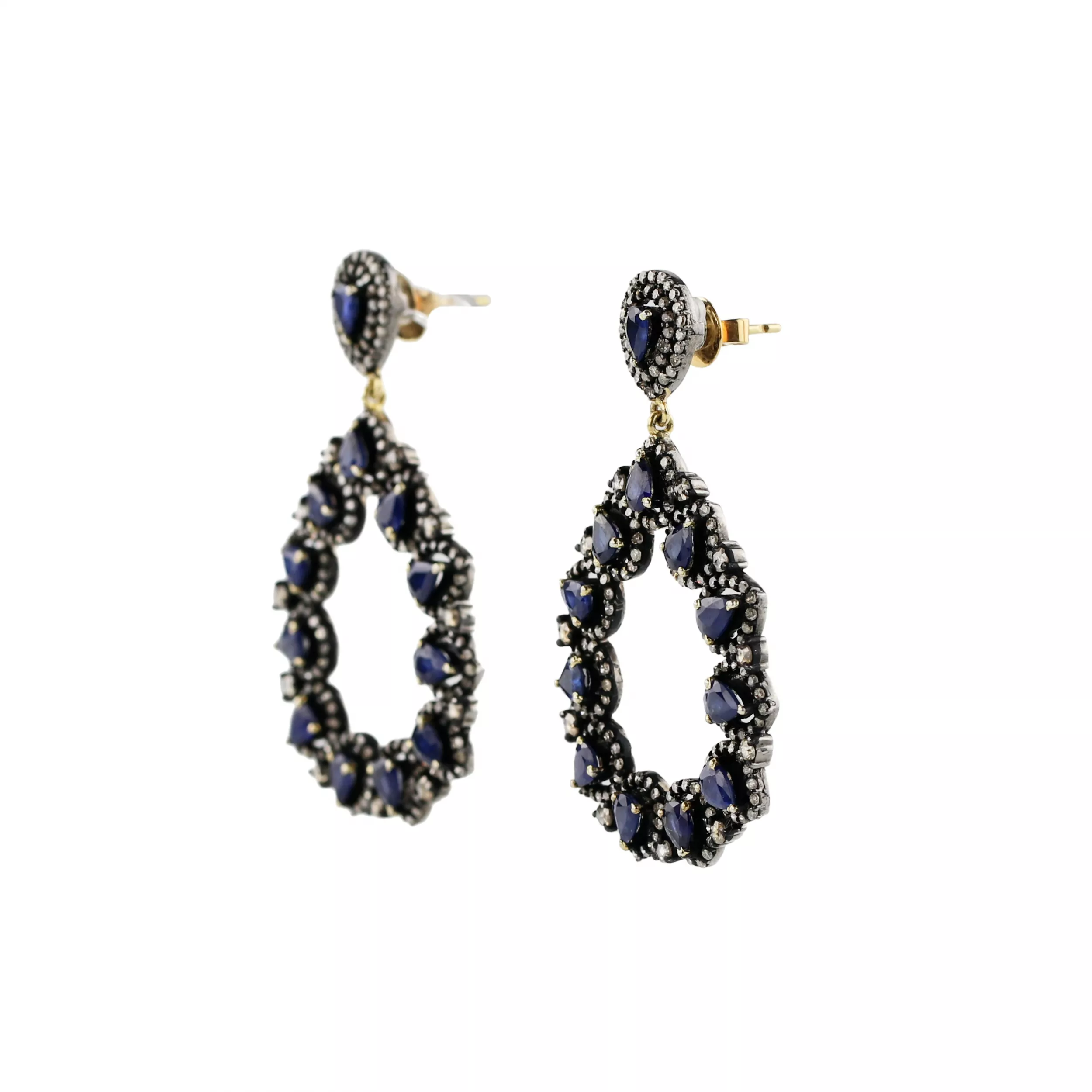 Ensemble de boucles d`oreilles, pendentif avec saphirs et diamants sur argent et or. 