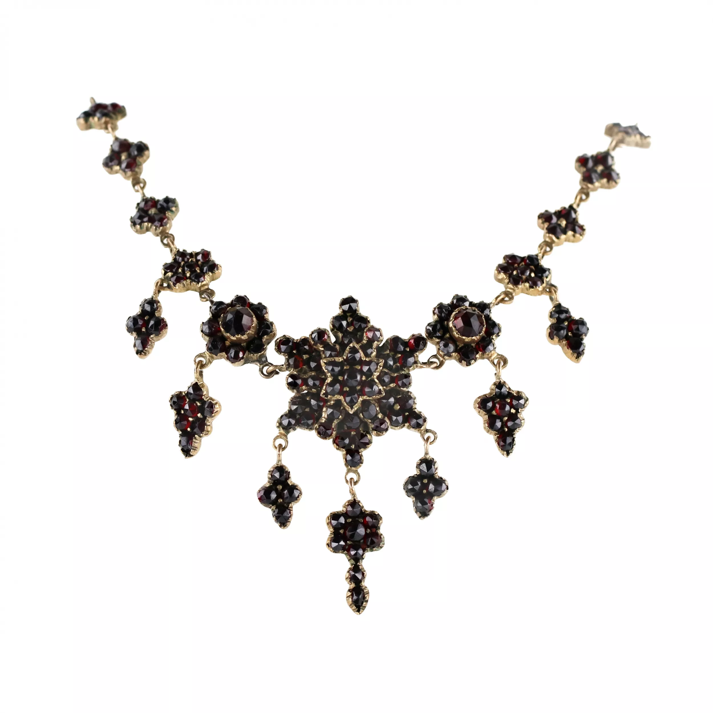 Necklace and pair of earrings with garnets. 