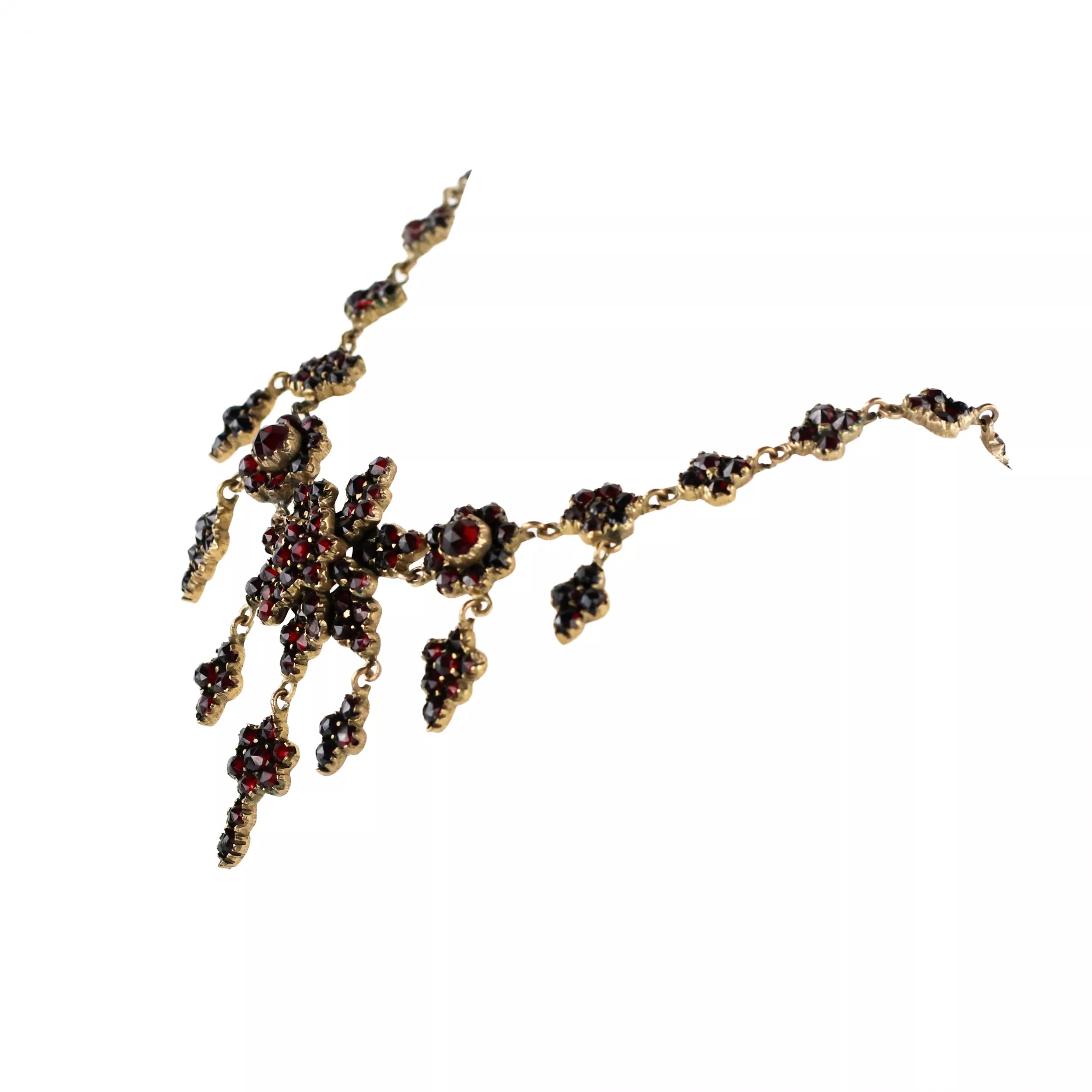 Necklace and pair of earrings with garnets. 
