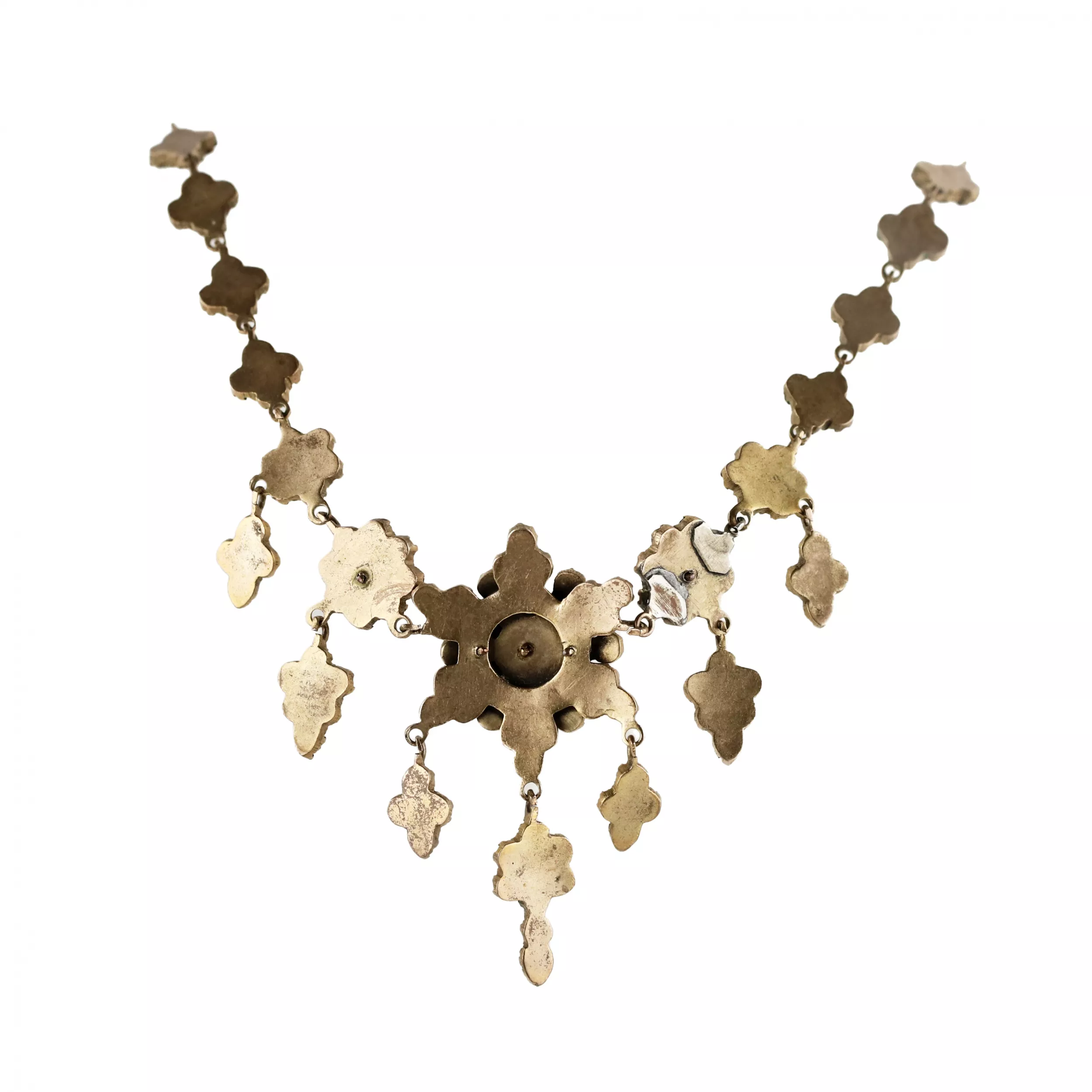 Necklace and pair of earrings with garnets. 