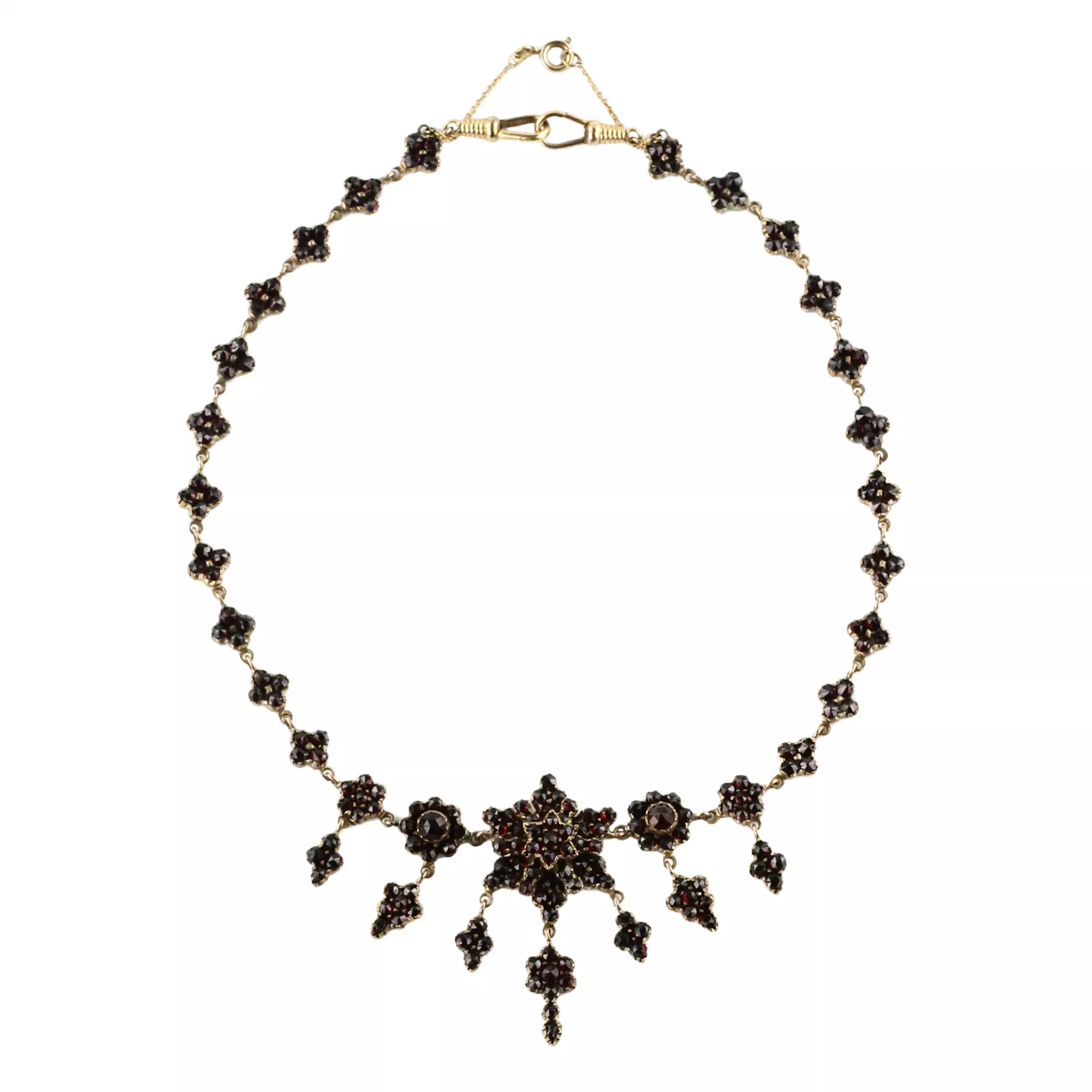 Necklace and pair of earrings with garnets. 