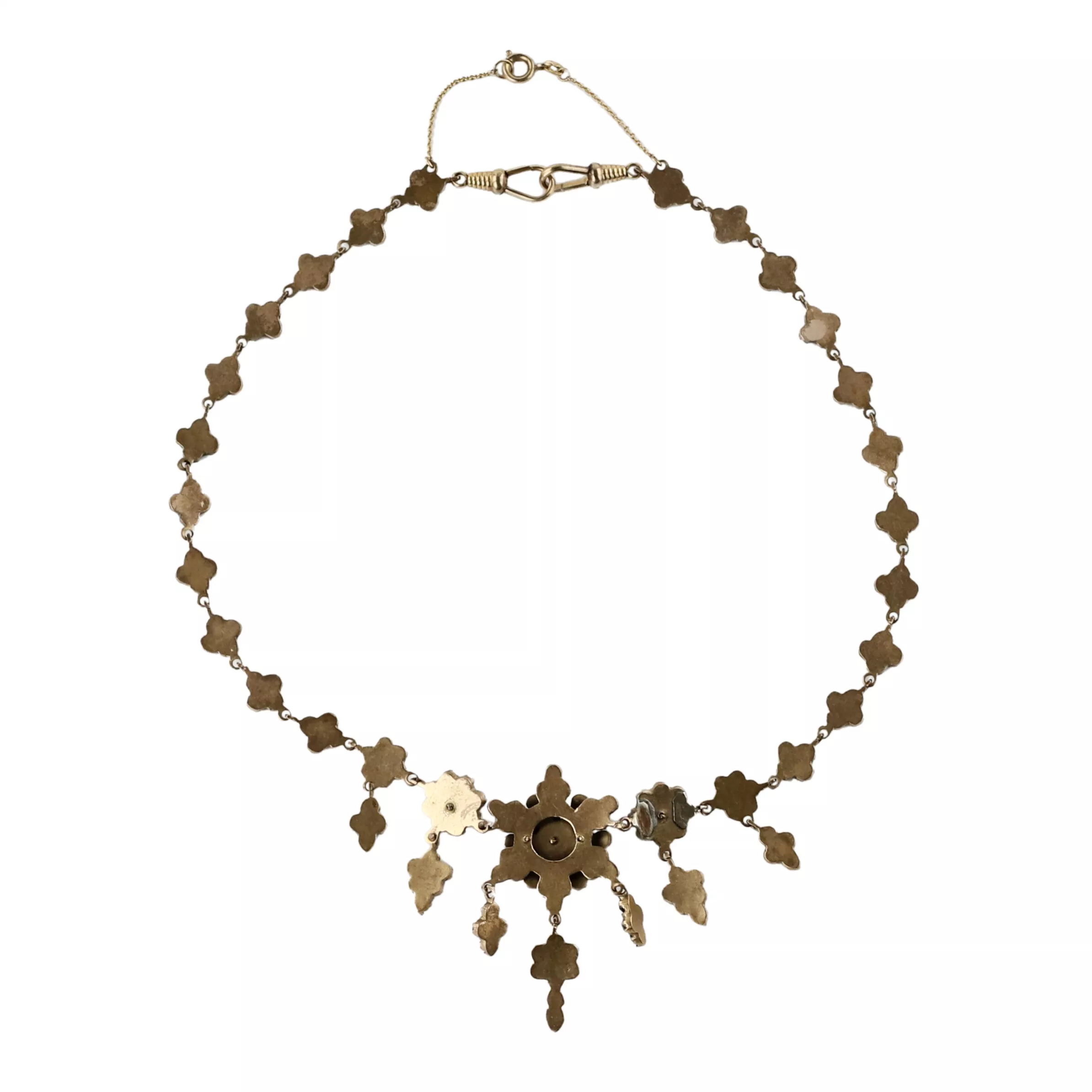 Necklace and pair of earrings with garnets. 