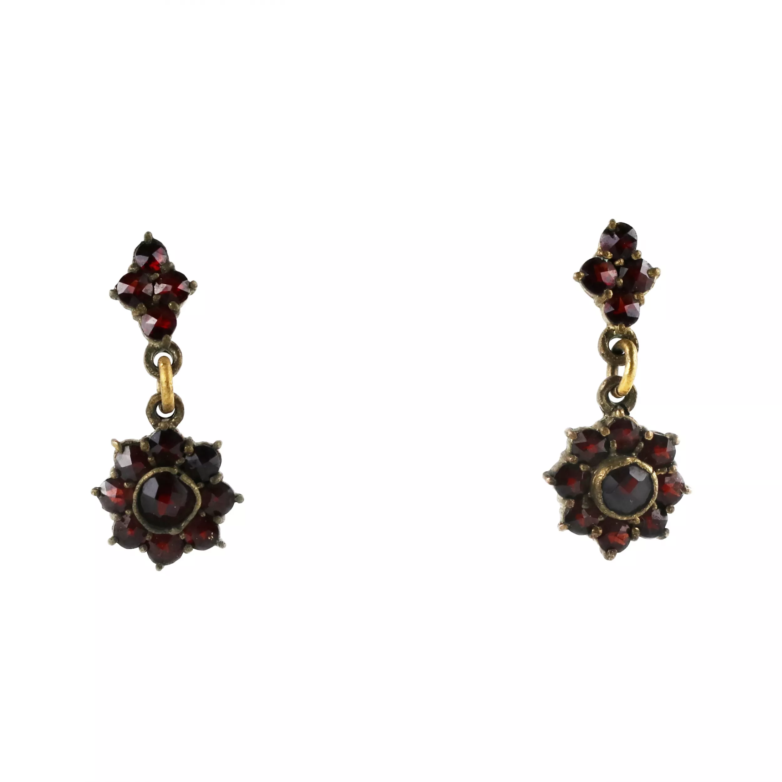 Necklace and pair of earrings with garnets. 
