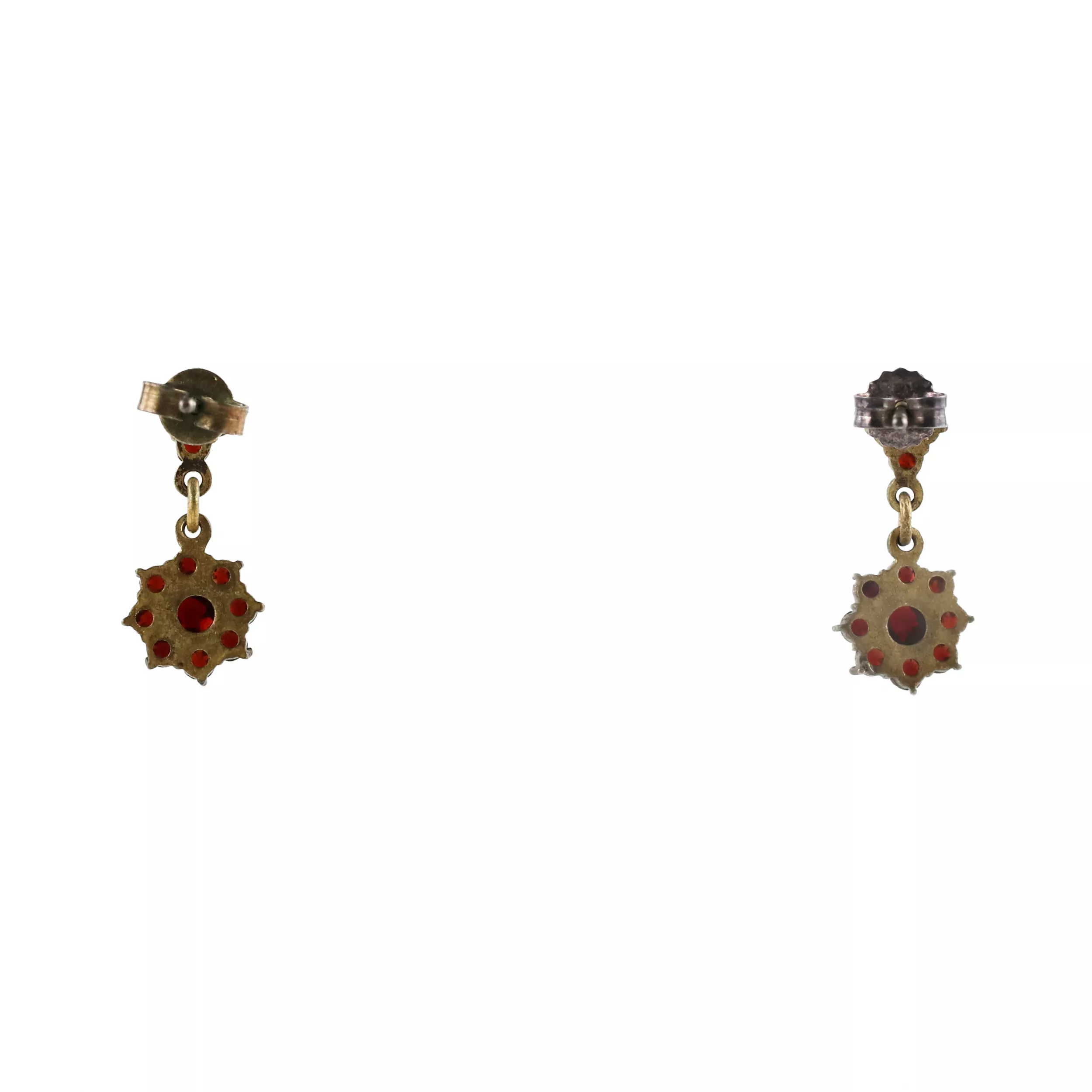 Necklace and pair of earrings with garnets. 