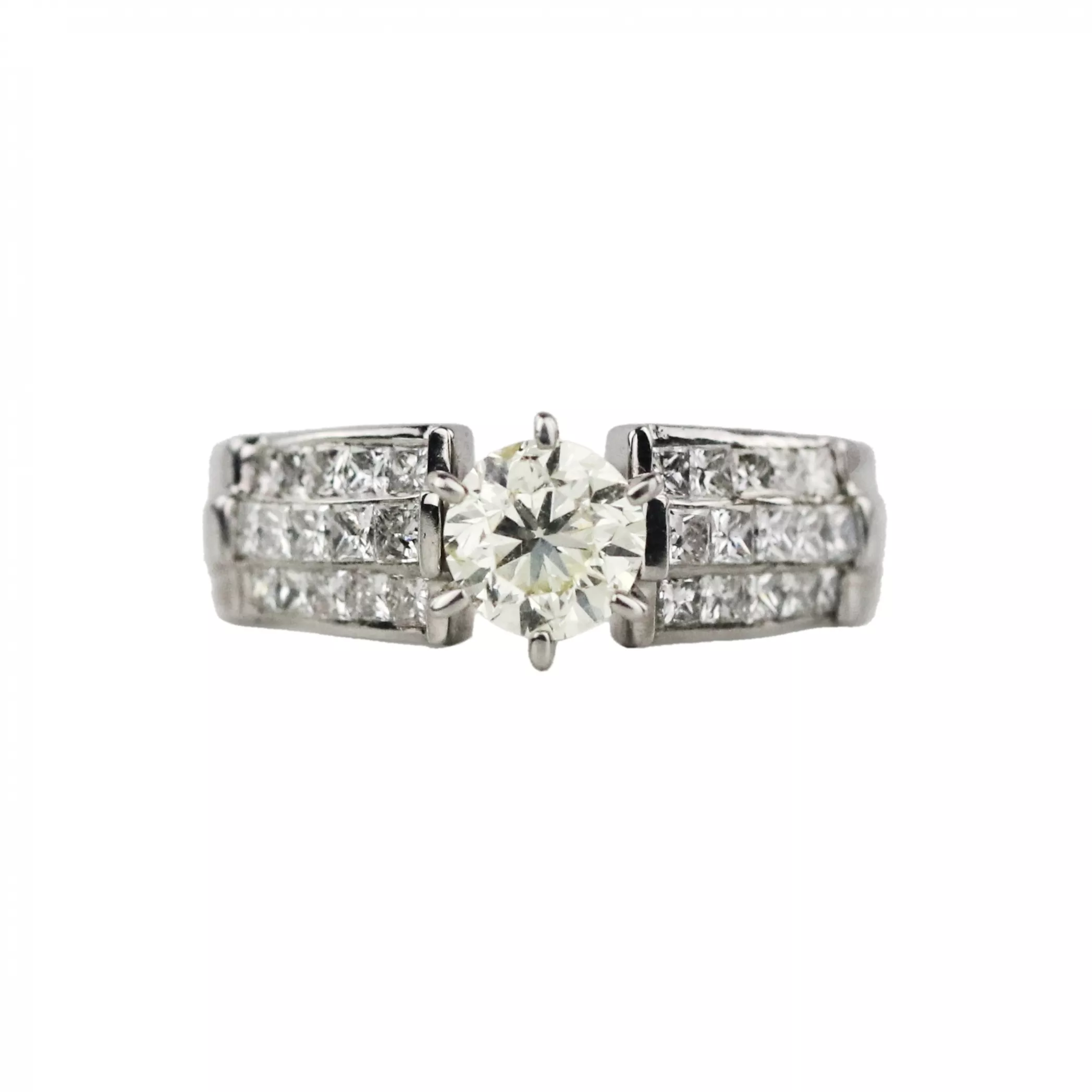 Ring in 18K white gold with diamonds. 