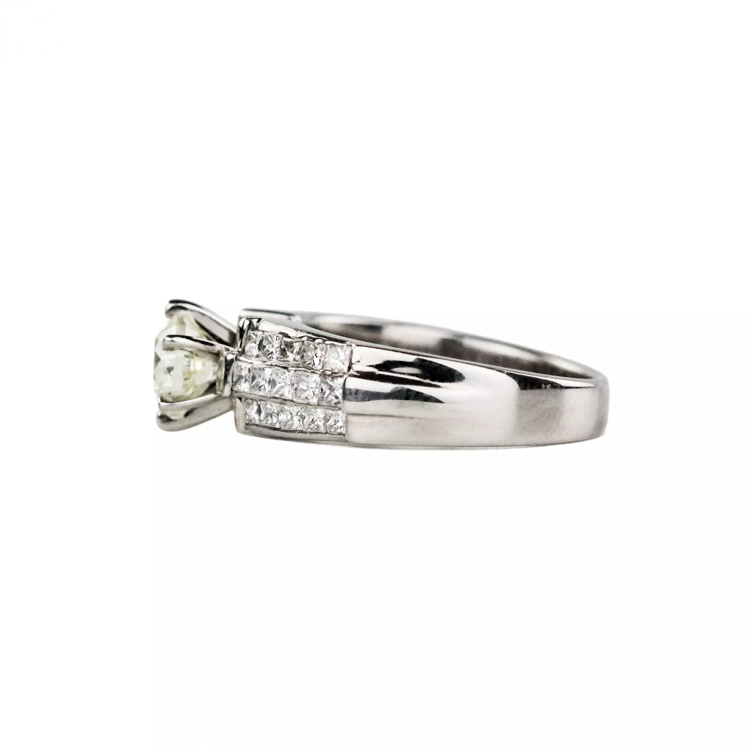 Ring in 18K white gold with diamonds. 