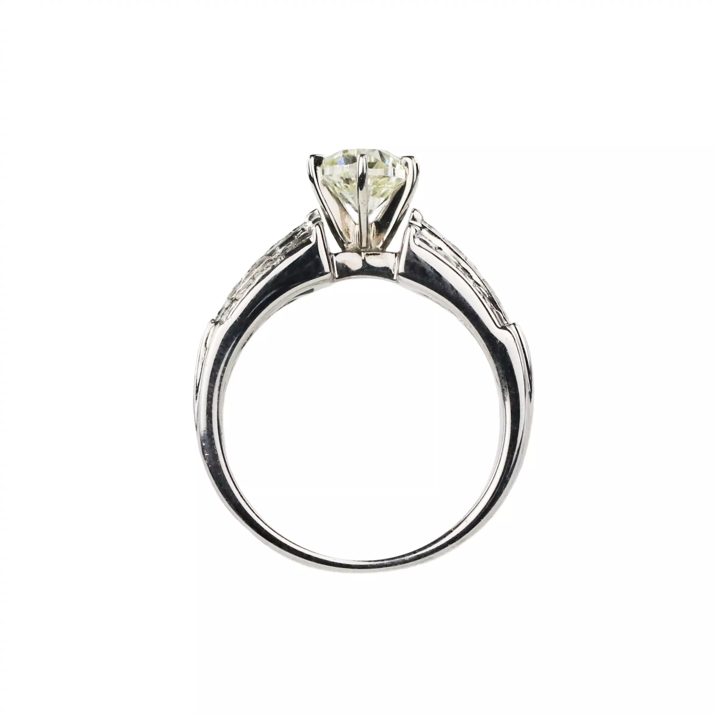 Ring in 18K white gold with diamonds. 