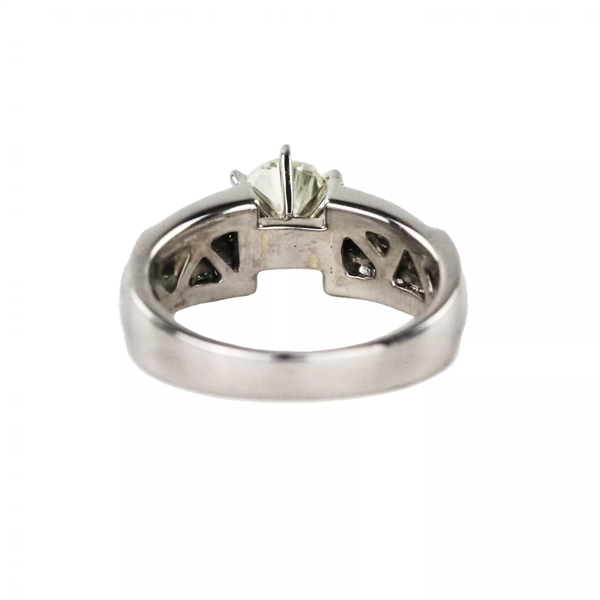 Ring in 18K white gold with diamonds. 